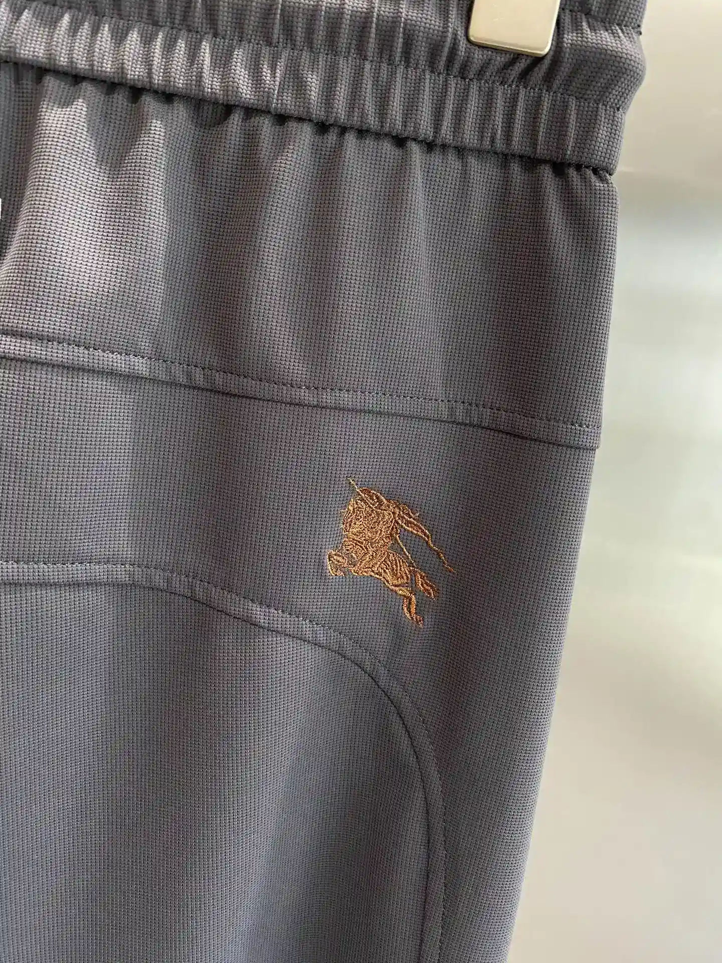 Image [9]-"𝙉𝙚𝙬🤍 Ba Jia" Le pantalon décontracté Burberry joue le style britannique classique Ambiance stable Le logo de la marque à la taille met en valeur l'identité du pantalon Le petit logo exquis est le stylo qui attire l'attention dégage un style britannique unique M-3XL 🅿️460-sacs-haute-mode