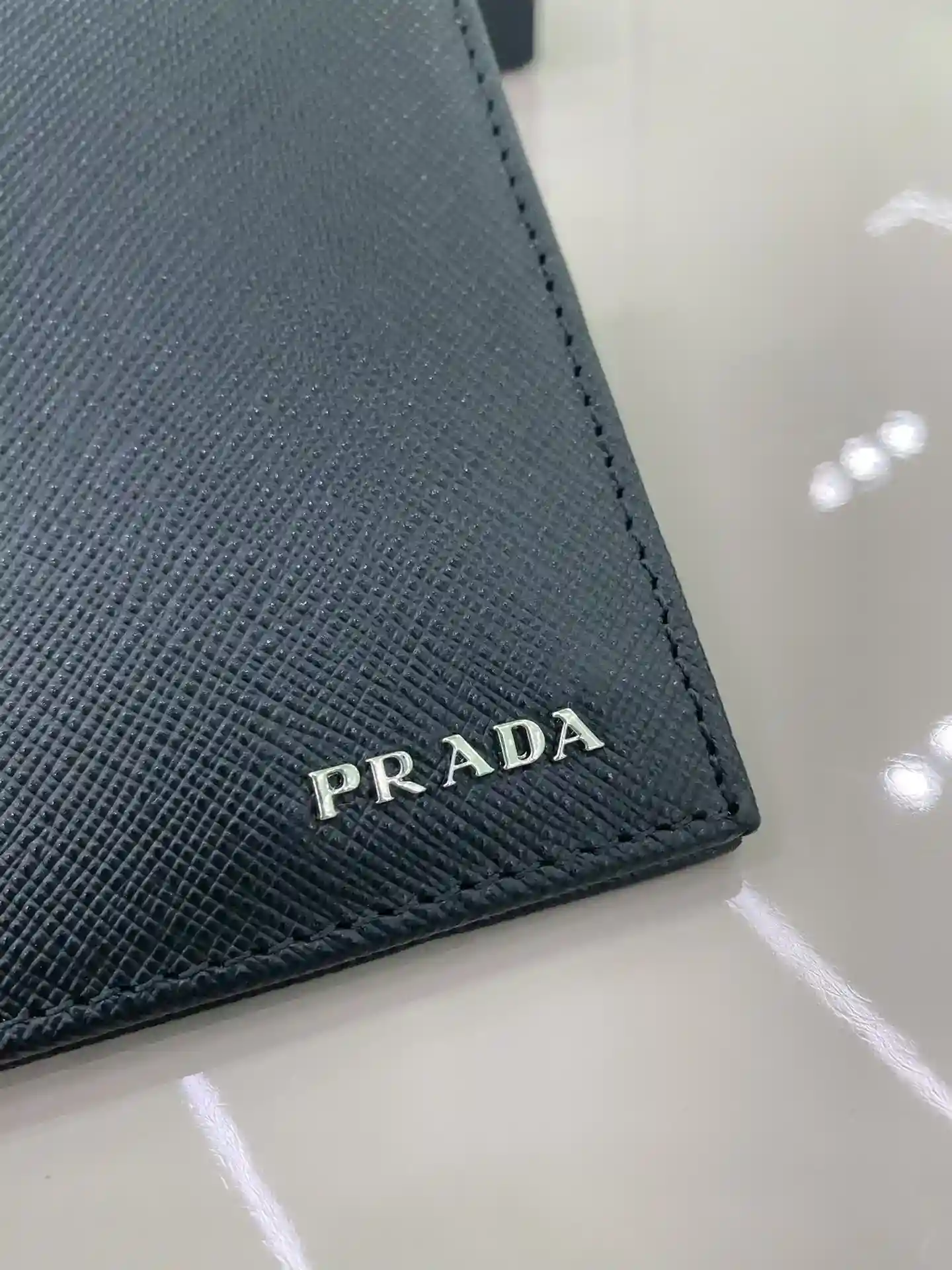 Imagem [5]-Prada Men's Short Money Clip 2M0513 O estilo com um design em cruz em pele Saffiano com o logótipo Prada gravado em metal na parte da frente no interior do design com forro em tecido completo com oito bolsos para cartões e vários compartimentos concebidos para serem práticos e mostrarem o estilo urbano Tamanho: C 11cm * H 9,5cm-Sacos Falsos Altos