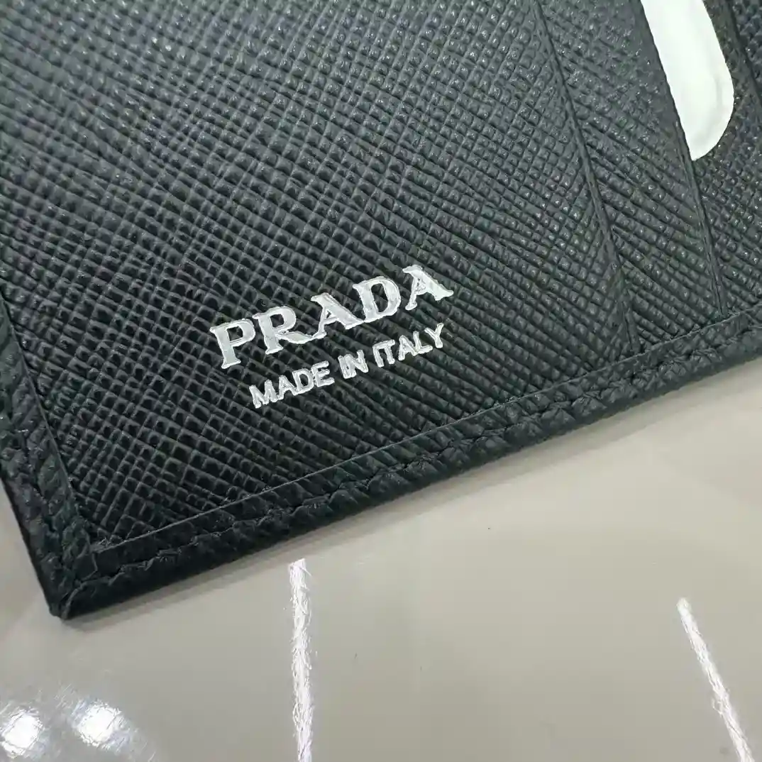 صورة [8] - محفظة PRADA القصيرة 1ML050 هذه المحفظة الجلدية المصنوعة من السافيانو المزينة بشعار مثلث معدني مطلي بالمينا تتدفق خطوط المحفظة الأنيقة البسيطة مع حجرة عملات معدنية بسحاب، وحجرة للملاحظات وفتحات للبطاقات تم تصميمها بست فتحات للبطاقات وجيبين داخليين وحجرة للملاحظات لضمان سلامة وأمن المتعلقات الشخصية هي قطعة قابلة للتحصيل الحجم: 11.5 * 8.5 سم -حقائب فو عالية الجودة