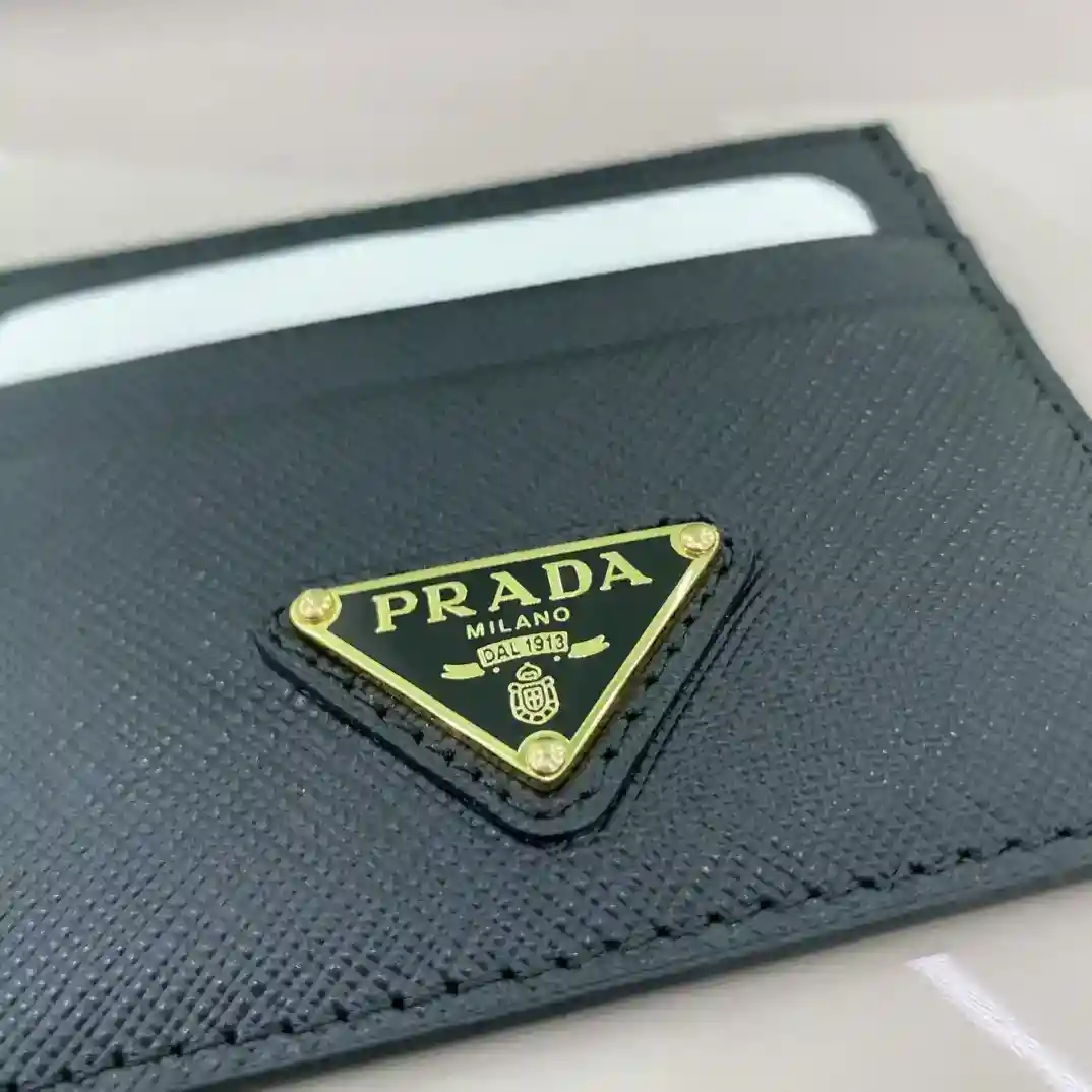 صورة [5] - حقيبة بطاقات PRADA 1MC025 الرمز الداخلي 164 رمز OEM رمز جلد سافيانو الملمس اللافت للنظر يمنح حافظة البطاقات العصرية البسيطة هذه شخصية فريدة من نوعها تصميم ست فتحات للبطاقات يبرز وظائف نفس اللون المطلي بالمينا المعدنية المثلثة الشعار المعدني المثلث مثل الجليد على الكعكة الحجم: 10 * 8 سم - حقائب فو عالية