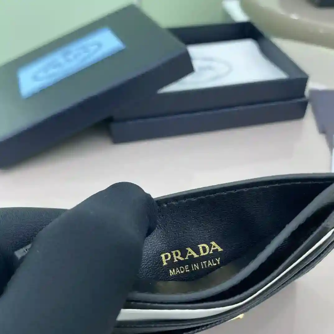 صورة [9]-حقيبة بطاقات PRADA 1MC025 الرمز الداخلي 164 رمز OEM رمز جلد سافيانو الملمس اللافت للنظر يمنح حافظة البطاقات العصرية البسيطة هذه شخصية فريدة من نوعها تصميم ست فتحات للبطاقات يبرز وظائف نفس اللون المطلي بالمينا المعدنية المثلثة الشعار المعدني المثلث مثل الجليد على الكعكة الحجم: 10 * 8 سم - حقائب فو عالية