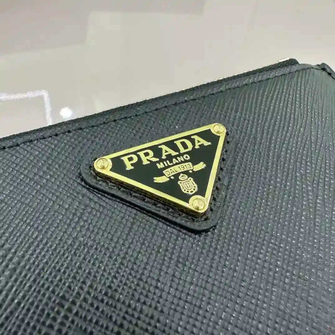 Foto [5]-PRADA tarjetero 1MC086 interior código 164 OEM Este tarjetero líneas fluido uso de la clásica costura de cuero Saffiano de la marca presenta una textura única de grano cruzado; equipado con cinco ranuras para tarjetas y decorado con el logotipo triangular de metal Dimensiones: 13 * 8cm-Alta Faux Bolsos