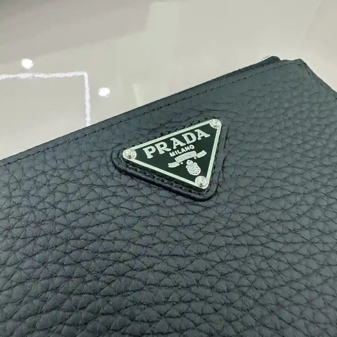 이미지 [5]-PRADA 카드 케이스 2MC086 내부 사이즈 164 OEM 아이코닉한 에나멜 삼각형 메탈 로고가 장식된 5개의 카드 슬롯이 특징인 세련되고 우아한 지퍼 가죽 카드 홀더 사이즈: 13*8cm-고품질 핸드백