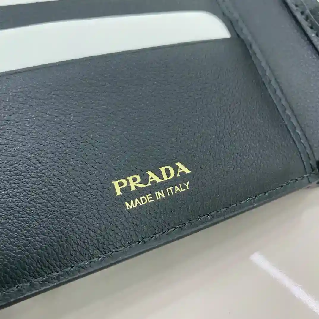 Imagen [8]-PRADA Billetera Corta 2M0513 Código Interior 164 Código OEMEsta elegante y práctica billetera de piel es sencilla y estilosa, con múltiples ranuras para tarjetas y dos compartimentos para billetesEl logotipo monogramado estampado añade un toque de reconocimiento8 ranuras para tarjetas y 2 compartimentos para billetesDimensiones:L11cmH9.5cm-alta-Altura-Bolsos de alta costura