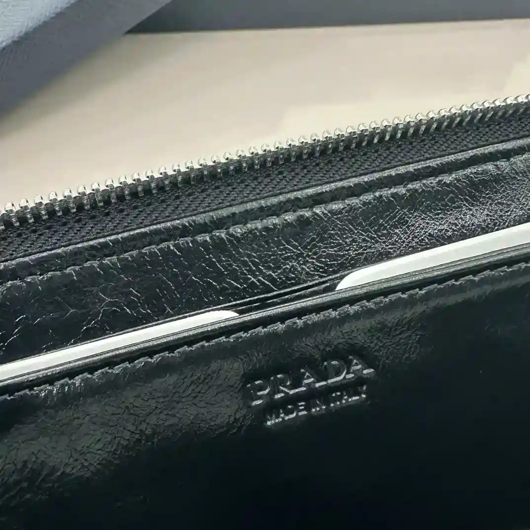 Image [9]-PRADA Single Zip Wallet 2ML059 Inside Code 164 Generation Code Ce portefeuille pratique est fabriqué en cuir brillant avec un grand espace intérieur soulignant les lignes lisses et les motifs géométriques classiques. Le modèle met en évidence l'élégance exquise du style moderne A l'intérieur, il y a 6 fentes pour cartes 2 compartiments pour billets 2 poches pour documents Taille : 20cm*10.3cm-High Faux Bags