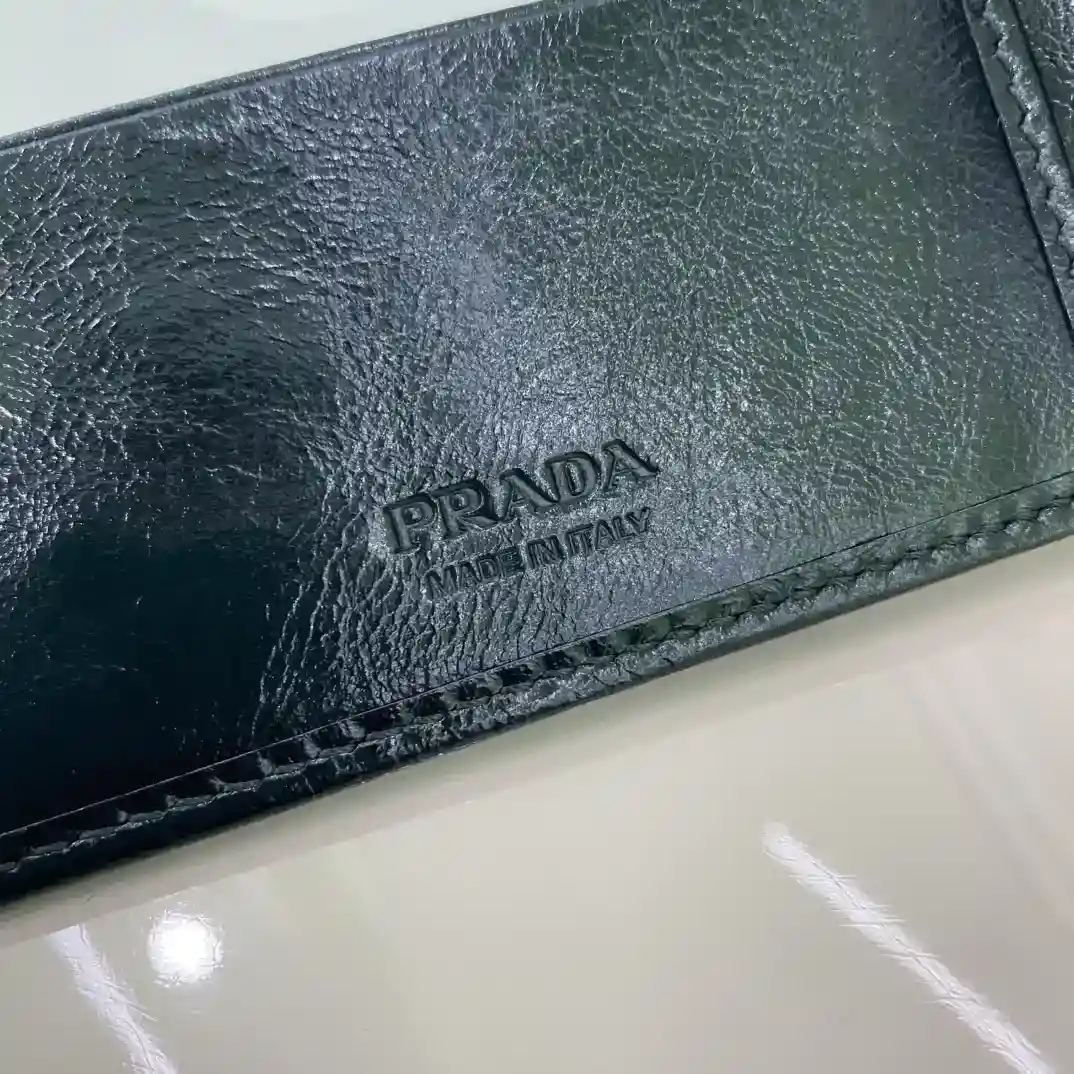 Imagen [8]-Prada Billetera Corta para Hombre 2M0513 Código Interior 164 Código OEM Esta billetera está hecha de elegante cuero brillante que delinea líneas suaves y patrones geométricos clásicos modelado destaca la exquisita elegancia del estilo moderno con ocho bolsillos para tarjetas y una serie de compartimentos diseñados para ser prácticos y mostrar el estilo urbano Tamaño: L 11cm * H 9.5cm-Altos bolsos de imitación