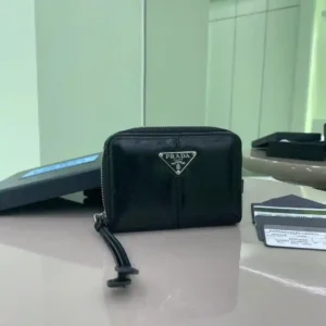 Prada coin purse model 2MM003 inside code 164 OEM code This small coin purse is made of glossy leather outlines smooth lines and classic geometric pattern shape to show the elegant modern temperament Size: length 11cm * height 7.5cm-high replica handbags