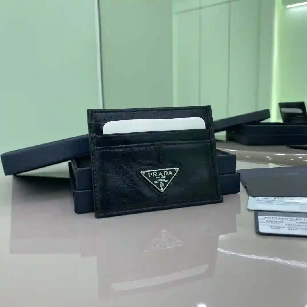 사진 [2]-PRADA 카드지갑 2MC025 내부 코드 164 OEM 코드 💋 우아한 광택 가죽으로 제작된 이 카드 홀더는 부드러운 라인과 클래식한 기하학적 패턴 모델링으로 모던한 스타일의 절묘한 우아함을 강조합니다. 🏅️🏅️🏅️ 사이즈: 10 * 6개의 카드 슬롯이 기능성을 강조하도록 설계되었습니다. 8cm 높이의 페이크 백