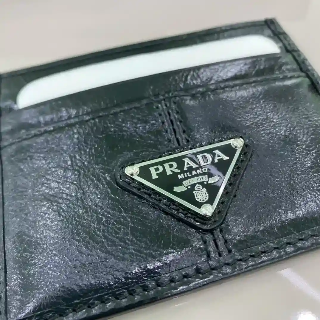 사진 [6]-PRADA 카드지갑 2MC025 내부 코드 164 OEM 코드 💋 우아한 광택 가죽으로 제작된 이 카드 홀더는 부드러운 라인과 클래식한 기하학적 패턴 모델링으로 모던한 스타일의 절묘한 우아함을 강조합니다. 🏅️🏅️🏅️ 사이즈: 10 * 6개의 카드 슬롯이 기능성을 강조하도록 설계되었습니다. 8cm 높이의 페이크 백