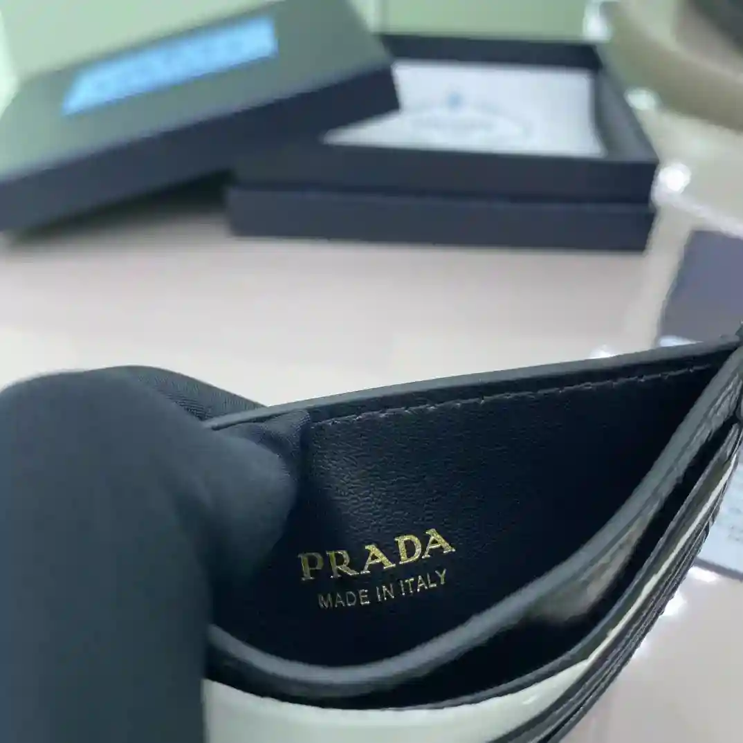 Picture [9]-PRADA card bag Jane 1MC025 internal code 164 OEM code 💋 This card holder is made of elegant glossy leather outlining smooth lines and classic geometric pattern modeling highlights the exquisite elegance of the modern style six card slots are designed to highlight the functionality of the 🏅️🏅️🏅️ Size: 10 * 8cm-High Faux Bags