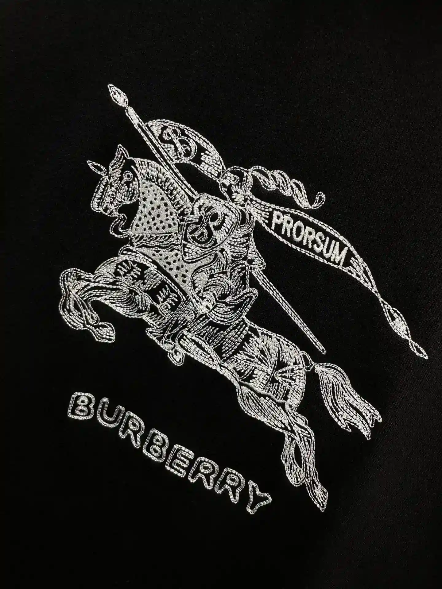 Imagem [6]-P540 Burberry Burberry fornecimento estável longo período de venda BUR ace bens pontiagudos 2025 início da primavera série logotipo exclusivo cavalo de guerra cavaleiro letras logotipo bordado de alta densidade 400g terry algodão moletom com capuz decoração brilhante marca homens e mulheres com a mesma seção de moletom com capuz solto camisa high-end atmosfera versátil! A existência de se é o material ou detalhes do grau de restauração e artesanato de não ter medo de qualquer desafio apenas para lhe dar um produto maravilhoso! 400g terry algodão moletom com capuz apresenta uma versão clássica das letras decorativas da marca Knight logotipo bordado de alta densidade embelezamento Bur letras logotipo design a configuração geral solta de estilo atlético mais jovem destaca a cidade moderna do senso de moda na parte superior do corpo efeito colorido atmosférico é muito bom com ainda mais sem esforço! Quer se trate de desportos casuais ou de viagens na rua, pode ser facilmente gerido! O tecido de algodão felpudo de alta gramagem é extremamente confortável e o efeito agradável para a pele também é excelente e a versão normal do efeito de uso perfeito também é perfeita para satisfazer uma variedade de ocasiões de uso que requerem um grau extremamente extraordinário e o charme é extremamente notável e apelativo, mais capaz de realçar as especificações da marca e a procura da sua moda! Como fã da Burberry, não pode perder o seu estilo, que já foi armazenado, agarre o seu! Cor: preto/branco Tamanho: S-XLS código: largura dos ombros 44cm-peito 106cm-comprimento da roupa 66cm-comprimento da manga 67cmCódigo M: largura dos ombros 46cm-peito 110cm-comprimento da roupa 68cm-manga 68cmmCódigo L: largura dos ombros 48cm-peito 114cm-comprimento da roupa 70cm-comprimento da manga 69cmCódigo XL: largura dos ombros 50cm-peito 118cm-comprimento da roupa 72cm-comprimento da manga 70cm Tamanho: largura dos ombros 50cm-peito 118cm-comprimento da roupa 72cm-comprimento da manga 70cm 72cm-comprimento da manga 70cm recomendação de tamanho (versão ligeiramente larga): altura 171-135 libras experimente o código S adequado! Os rapazes que pesam 140 libras ou menos escolhem o código S 140-150 libras escolhem o código M 155-165 libras escolhem o código L 170-180 escolhem o código XL! Todas as raparigas podem escolher o código S! -replicas de bolsas de alta qualidade