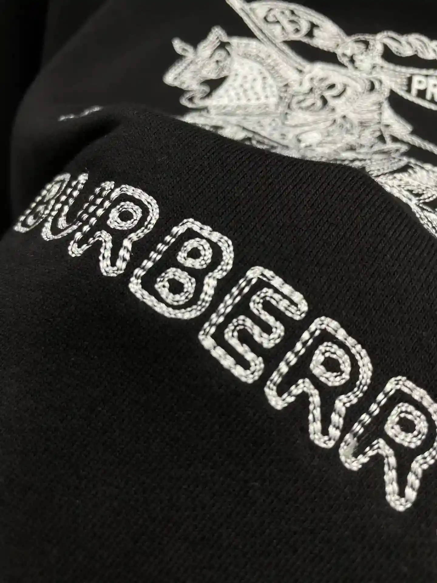 ¡Foto [8]-P540 Burberry Burberry suministro estable largo período de venta BUR ace señaló bienes 2025 principios de la serie de primavera logotipo exclusivo jinete de guerra letras logotipo bordado de alta densidad 400g terry sudadera con capucha de algodón brillante decoración de la marca los hombres y las mujeres con la misma sección de la camisa suelta sudadera con capucha de alta gama ambiente versátil! La existencia de si se trata de la materia o los detalles del grado de restauración y la artesanía de no tener miedo de cualquier desafío sólo para darle un producto maravilloso! 400g terry sudadera con capucha de algodón presenta una versión clásica de la marca decorativa letras Knight logotipo bordado de alta densidad embellecimiento Bur letras logotipo de diseño de la configuración general suelta de estilo atlético más juvenil destaca la ciudad moderna del sentido de la moda en la parte superior del cuerpo efecto colorido atmosférica es muy bueno con aún más sin esfuerzo! ¡Ya se trate de deportes casuales o viajes de alta calle se puede manejar fácilmente! ¡Altos gramos de tejido de rizo de algodón de alta cuenta en general se sienten muy cómodos efecto agradable a la piel también es excelente y la versión normal del efecto de desgaste perfecto también es perfecto para satisfacer una variedad de ocasiones de desgaste requerido grado extremadamente extraordinario y el encanto es muy excepcional llamativo más capaz de poner de relieve las especificaciones de la marca y la búsqueda de su moda! ¡Como fan de Burberry no debe perderse el estilo se han almacenado todos agarrar su propio! Color: blanco/negro Talla: S-XLS código: anchura de los hombros 44cm-pecho 106cm-longitud de la ropa 66cm-longitud de la manga 67cmM código: anchura de los hombros 46cm-pecho 110cm-longitud de la ropa 68cm-longitud de la manga 68cmmL código: anchura de los hombros 48cm-pecho 114cm-longitud de la ropa 70cm-longitud de la manga 69cmXL código: anchura de los hombros 50cm-pecho 118cm-longitud de la ropa 72cm-longitud de la manga 70cm 72cm-longitud de la manga 70cm Recomendación de talla (versión ligeramente ancha): altura 171-135 libras ¡pruébese el código S adecuado! ¡Los niños que pesan 140 libras o menos elegir el código S 140-150 libras elegir el código M 155-165 libras elegir el código L 170-180 elegir el código XL! ¡Todas las niñas elegir el código S puede ser! -réplica de bolsos de alta calidad