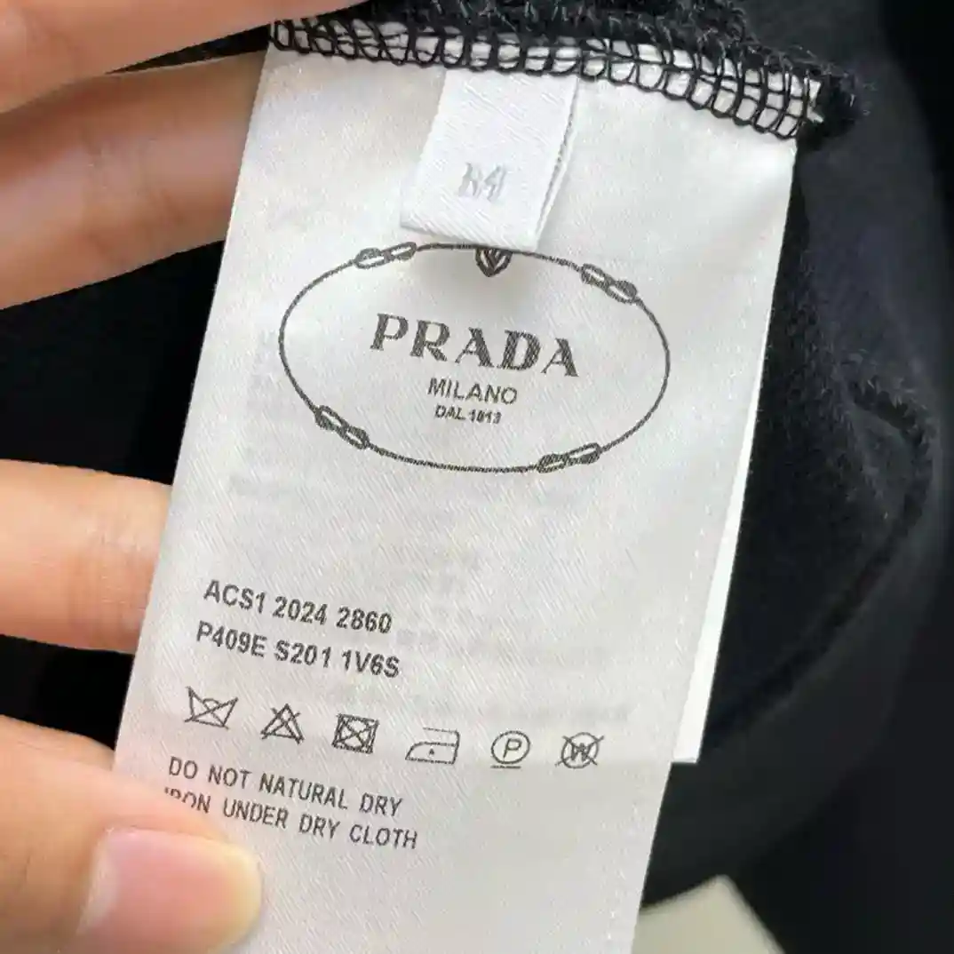 Imagem [9]-P540 Prada Prada Goods período de vendas estável dos antigos canais de comércio de mercadorias, sempre foi para a estabilidade de excelente qualidade para ganhar, adequado para todas as multidões! 2025 Início da primavera Prada Classic Triangle Label Letters Logotipo Decorado Masculino Esportes com capuz de manga comprida Sweatshirt 100% O material de algodão nunca é simples. O uso de tecidos de algodão italiano importados, o visual é comum, mas há muito o que aprender. O toque é muito delicado e macio, e o trabalho é rigoroso e meticuloso. A verdadeira diferença entre o algodão geral, as mãos podem ser compreendidas... destaca ao contrário de muitas marcas, apenas simples e generoso sem perder a moda! Logotipo Etiqueta triangular cheia e limpa.... A beleza da simetria pura, Tamanho: S-XL referência de dados: Código S: busto 106cm- largura do ombro 45cm-comprimento da roupa 68cm-comprimento da manga 66cmCódigo M: busto 110cm- largura do ombro 46cm-comprimento da roupa 69cm-comprimento da manga 67cmmCódigo L: busto 114cm- largura do ombro 47cm-comprimento da roupa 70cm-comprimento da manga 68cm Código XL: busto 118cm- largura do ombro 48cm-comprimento da roupa 71cm-comprimento da manga 68cm 48cm-comprimento da camisola 71cm-comprimento da manga 69cm-alta réplica de bolsas