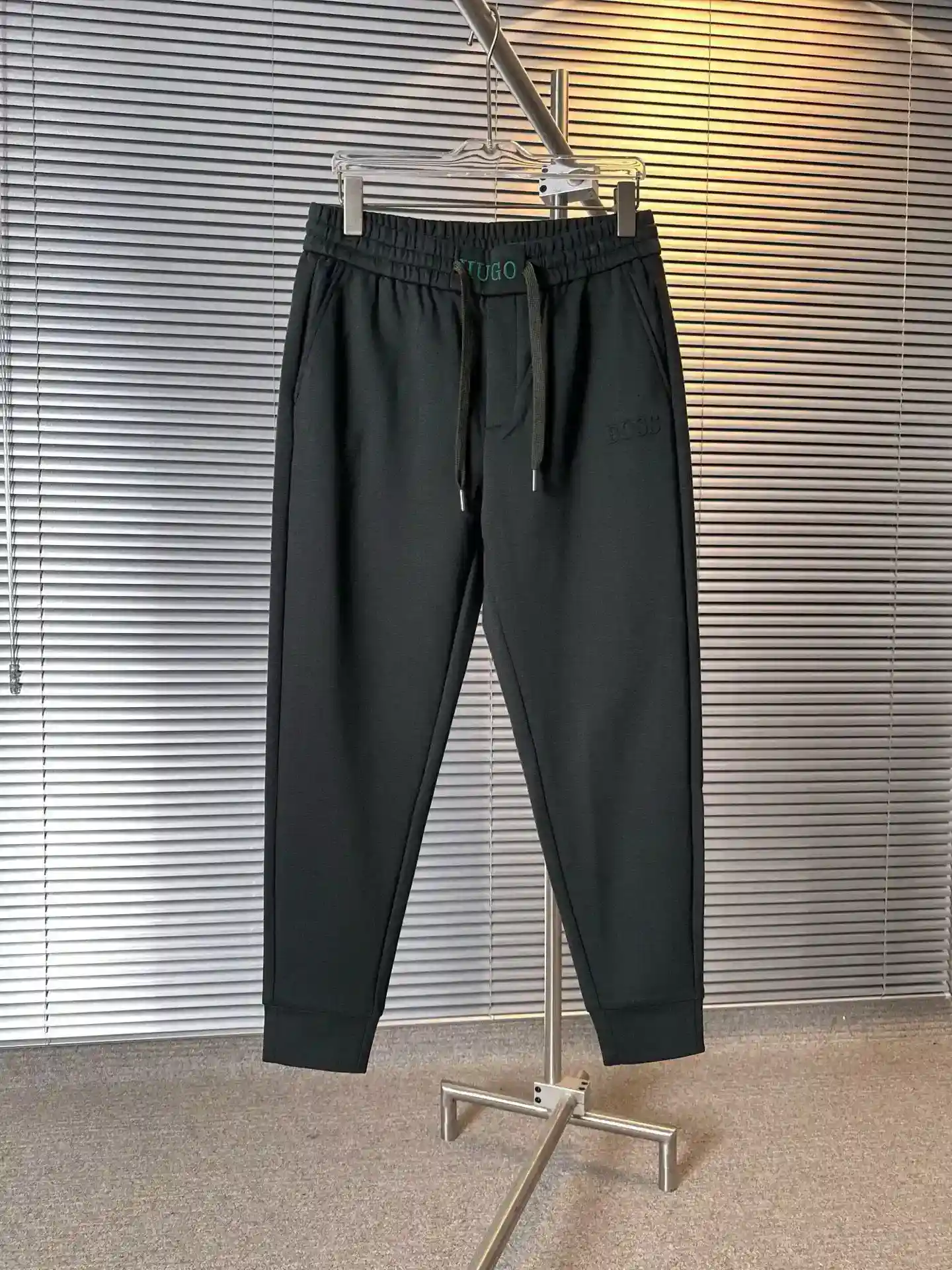 P440 HUGO BOSS Hugo Boss hommes mode affaires sports loisirs haut de gamme 25 ans de printemps et d'été du top platine parfait de l'usine originale OEM production ! Luxe haut de gamme et un niveau de platine d'un pantalon à travers la conception du mélange parfait de l'esthétique italienne sera le ton de la mode et des loisirs urbains mélange astucieux et match large élastique cordon de serrage conception chic traitement pour rendre la forme globale devient plus droit et élégant accent à la mode plein de clients italiens pour le haut du vêtement sur mesure spécifications du tissu attributs de la première classe 280 grammes de soie de mûrier air coton mélange pour créer une structure de couche d'air unique de la texture du tissu du tissu ! Invincible toucher extrêmement doux et délicat léger et confortable pour profiter de l'excellente convivialité de la peau et la respirabilité appartient au type de porter ne pas facilement enlever ! La fabrication est rigoureuse et soignée chaque détail peut être la preuve de la marque pour la qualité de tous les aspects de la pince peut résister à l'épreuve sur le corps effet de l'impressionnante sens de la modélisation un flux hors de la rue marée ride ou sports décontractés peuvent être gérés ! Couleur : gris clair, vert foncé, noir taille : M ~ 4XL (28 29 = M 30 31 = L 32 33 = XL 34 35 = 2XL 36 37 = 3XL 38 39 = 4XL code de carte comme lâche tirer une taille plus grande)-high replica bags