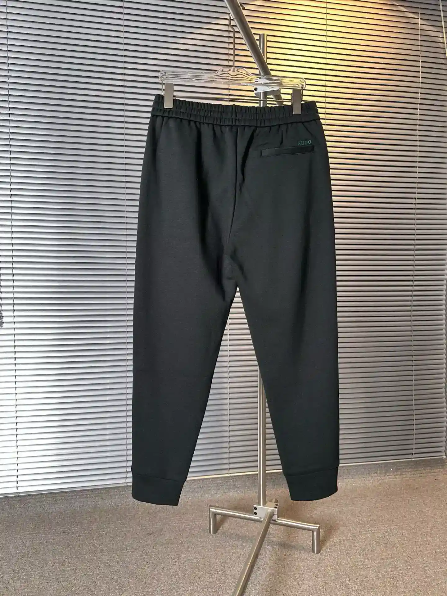 Image [2]-P440 HUGO BOSS Hugo BOSS modèles de mode hommes affaires sports décontractés haut de gamme 25 ans de printemps et d'été top niveau platine parfait de l'usine d'origine production OEM ! Luxe haut de gamme et un niveau de platine d'une conception de corps de pantalon est un mélange parfait de l'esthétique italienne sera le ton de la mode et des loisirs urbains mélange astucieux et match large élastique cordon de serrage conception chic traitement de sorte que la forme globale devient plus droit et élégant accent à la mode plein client italien pour le haut du vêtement sur mesure spécifications du tissu attributs de la première classe de 280 grammes de soie de mûrier air coton mélange pour créer une structure de couche d'air unique de la texture du tissu du tissu ! Invincible toucher extrêmement doux et délicat léger et confortable pour profiter de l'excellente convivialité de la peau et la respirabilité appartient au type de porter ne pas facilement enlever ! La fabrication est rigoureuse et soignée chaque détail peut être la preuve de la marque pour la qualité de tous les aspects de la pince peut résister à l'épreuve sur le corps effet de l'impressionnante sens de la modélisation un flux hors de la rue marée ride ou sports décontractés peuvent être gérés ! Couleur : gris clair, vert foncé, noir taille : M ~ 4XL (28 29 = M 30 31 = L 32 33 = XL 34 35 = 2XL 36 37 = 3XL 38 39 = 4XL code de carte comme lâche tirer une taille plus grande)-high replica bags