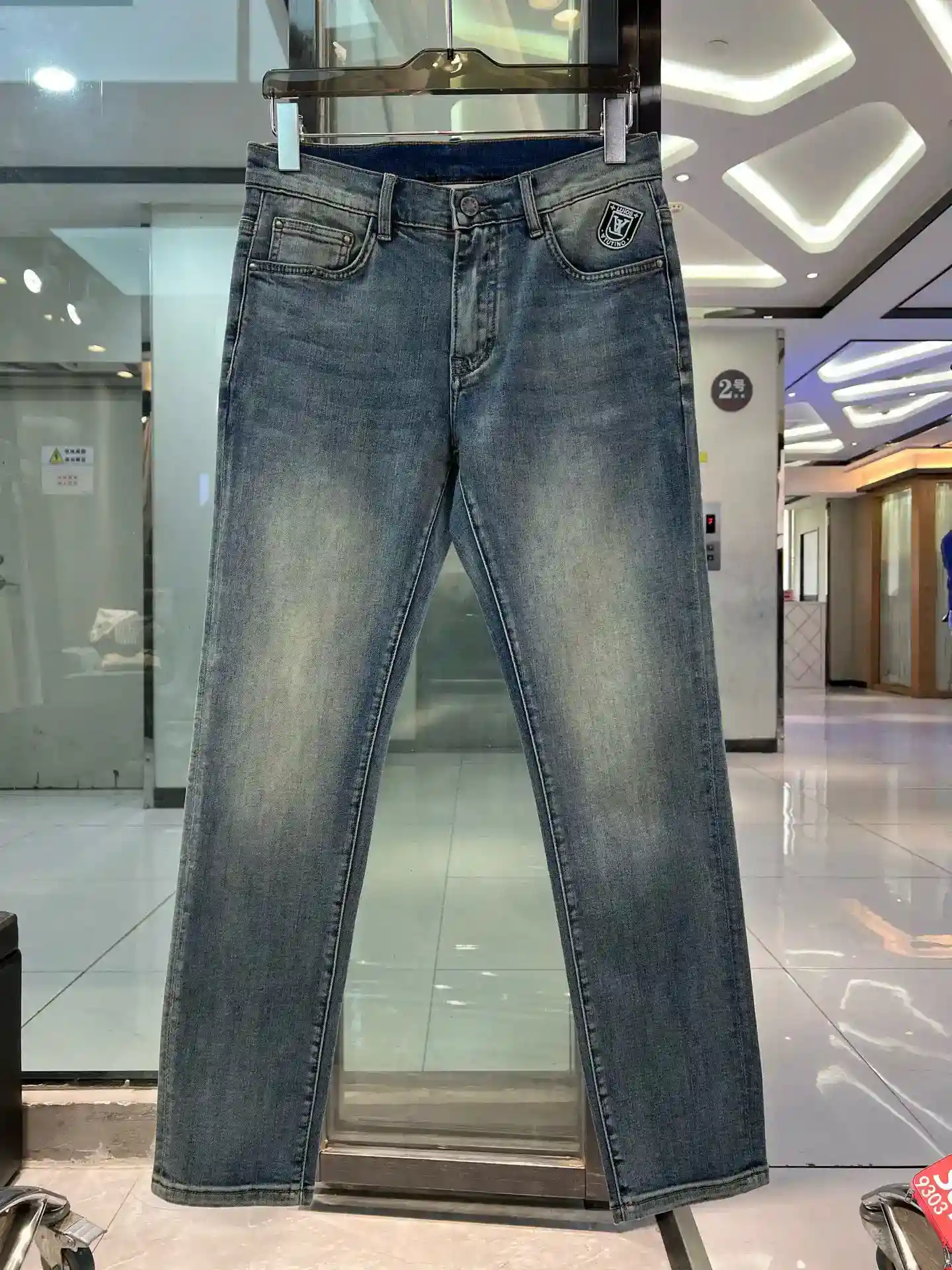 Picture [2]-P490 LV 2025 spring and summer latest counter series High-end custom Slim small leg jeans The latest fashion week runway models Perfect hardware decoration Super-heavy craftsmanship design Fashion must-haves Simple versatile models Pure handmade embroidery sewing Original color yeast washed process Selected heavyweight denim fabrics (cotton) three-dimensional cutting Perfect details Peak Goods! (Slightly elastic) Size: 28-38- high quality replica handbags