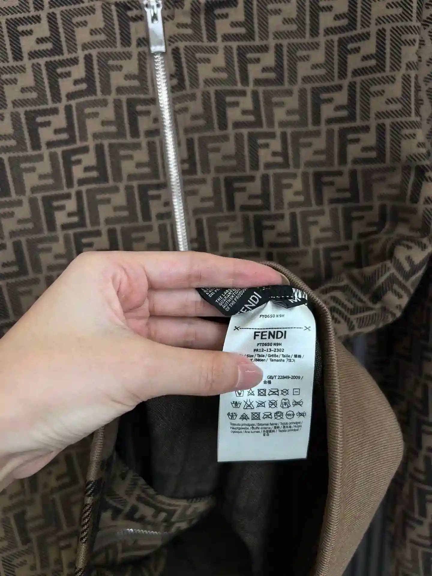 Image [5]-P760 FENDI Fendi 2025 early spring jacket Original 1:1 custom hardware accessories imported original custom Welcome counter comparison Super soft Super heavy fabric workmanship bar 👍 version of the perfect Note ⚠ fabrics are super comfortable Exclusive models non-market goods Men and women with the same models Size : M-3XL-High replica handbags.