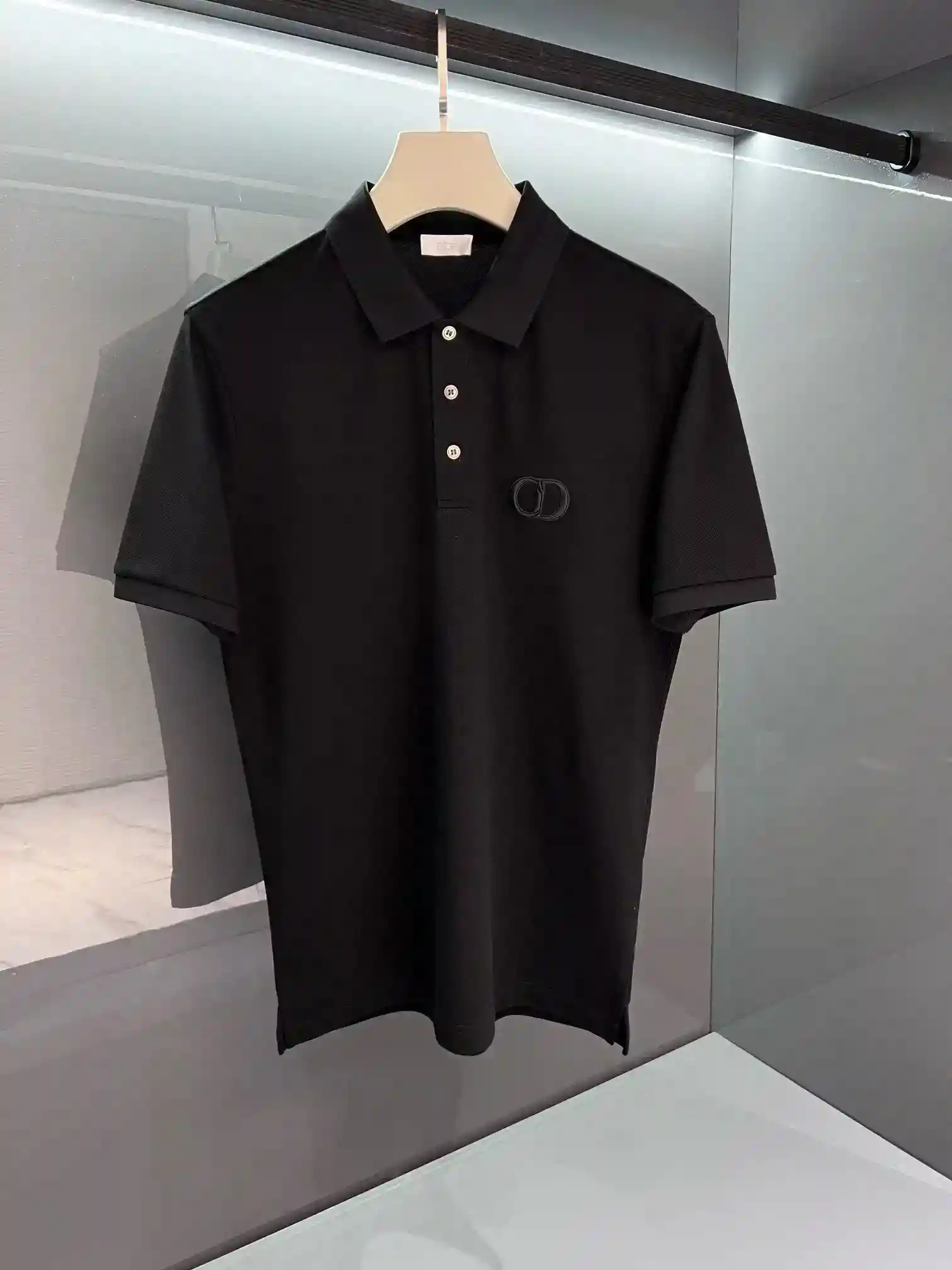 Picture [5]-P500 Dior Dior Business Preferred Minimalist Short T. Channel boutique.2025SS Summer Di*r Embroidery Lapel Business Casual Polo Men's Short Sleeve T-shirt Embroidered letters Logo high fashion charm style, maverick artistic atmosphere. Simple and powerful ... customer knitted cotton fabrics, delicate and orderly knitting process retains the original soft texture, porcelain warm and thick, clear skin and refreshing, craftsmanship, the texture of the surface is the strongest proof. The new logo embroidered letters express the sense of integration between the spirit, highlighting the high-level not vulgar, unique. The dense lapel creates a classic "forger" that extends fashion inspiration. Color: White/Black Size: M/L/XL/2XL/3XLM Shoulder Width 43 Chest 102 Length 69 Sleeve Length 21-High Fake Bags