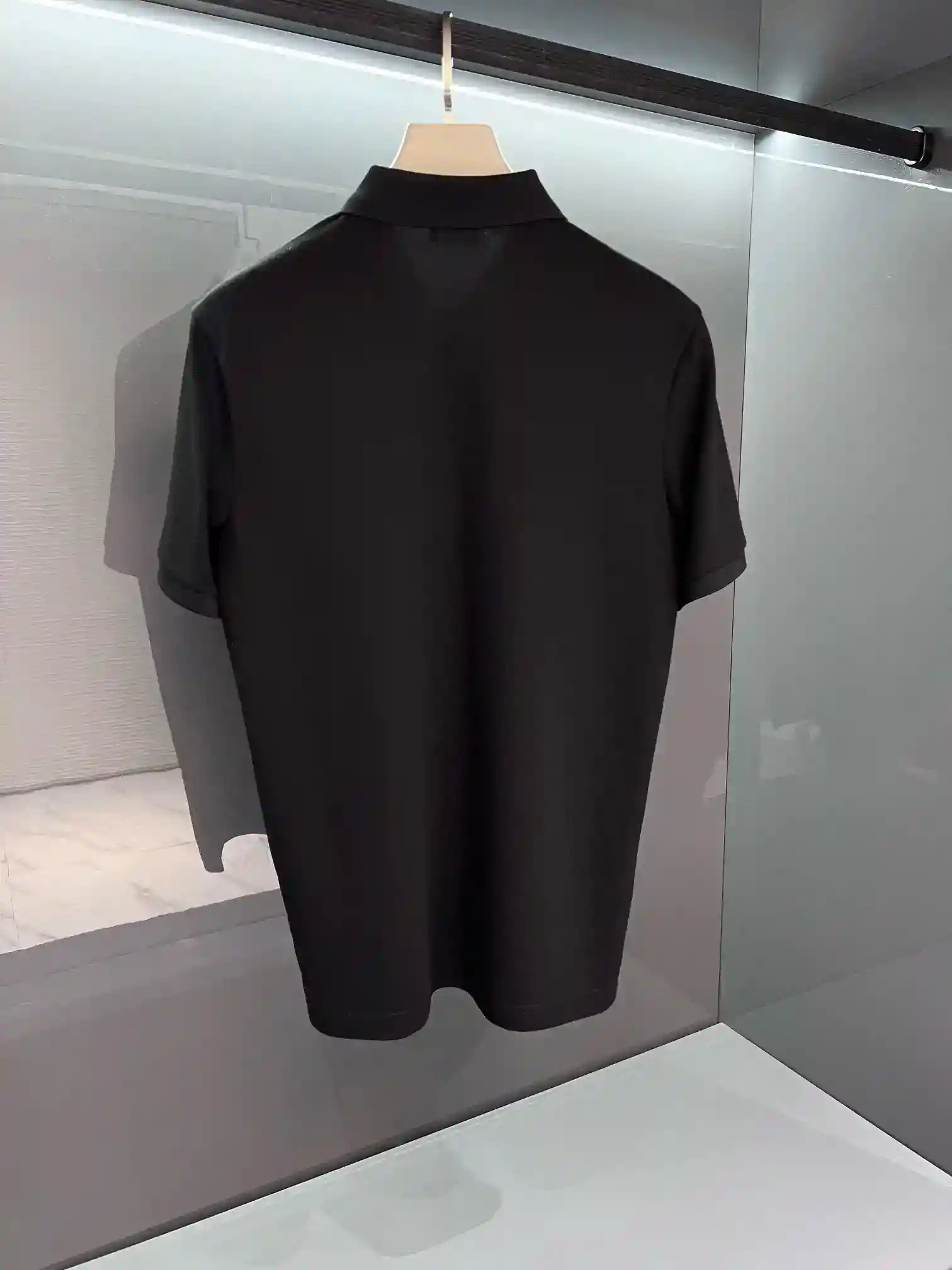 Foto [6]-P500 Dior Dior Negocios Preferido Minimalista Corto T. Channel boutique.2025SS Verano Di*r Bordado Solapa Business Casual Polo Hombres Camiseta Manga Corta Bordado letras Logotipo de alta moda encanto estilo, inconformista atmósfera artística. Simple y poderoso ... cliente tejidos de punto de algodón, delicado orden del proceso de tejido de punto para conservar la textura suave original, porcelana caliente de espesor, piel clara a través de la fresca, la artesanía, la textura de la superficie es la prueba más fuerte. El nuevo logotipo bordado letras expresan el sentido de la integración entre el espíritu, destacando el alto nivel no vulgar, ingenioso. La densa solapa crea un clásico "forjador" que amplía la inspiración de la moda. Color: Blanco/Negro Talla: M/L/XL/2XL/3XLM Anchura del hombro 43 Pecho 102 Longitud 69 Longitud de la manga 21-Altura Fake Bags