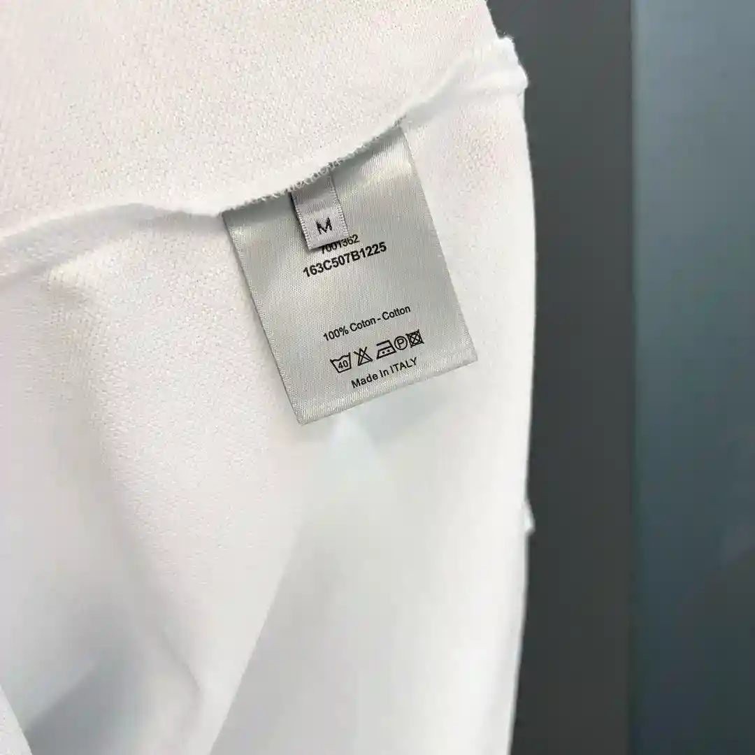 Foto [9]-P500 Dior Dior Negocios Preferido Minimalista Corto T. Channel boutique.2025SS Verano Di*r Bordado Solapa Business Casual Polo Hombres Camiseta Manga Corta Bordado letras Logotipo de alta moda encanto estilo, inconformista atmósfera artística. Simple y poderoso ... cliente tejidos de punto de algodón, delicado orden del proceso de tejido de punto para conservar la textura suave original, porcelana caliente de espesor, piel clara a través de la fresca, la artesanía, la textura de la superficie es la prueba más fuerte. El nuevo logotipo bordado letras expresan el sentido de la integración entre el espíritu, destacando el alto nivel no vulgar, ingenioso. La densa solapa crea un clásico "forjador" que amplía la inspiración de la moda. Color: Blanco/Negro Talla: M/L/XL/2XL/3XLM Anchura del hombro 43 Pecho 102 Longitud 69 Longitud de la manga 21-Altura Fake Bags