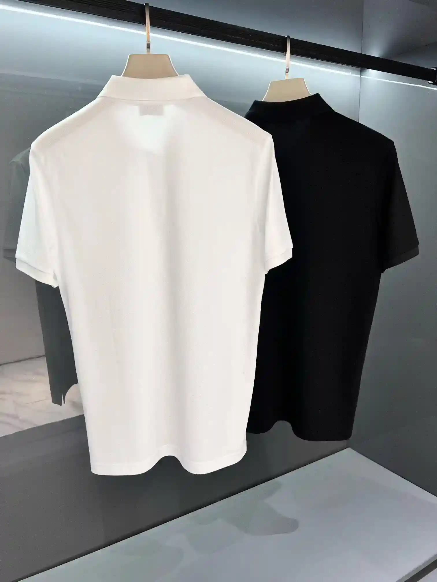 Foto [2]-P500 Dior Dior Negocios Preferido Minimalista Corto T. Channel boutique.2025SS Verano Di*r Bordado Solapa Business Casual Polo Hombres Camiseta Manga Corta Bordado letras Logotipo de alta moda encanto estilo, inconformista atmósfera artística. Simple y poderoso ... cliente tejidos de punto de algodón, delicado orden del proceso de tejido de punto para conservar la textura suave original, porcelana caliente de espesor, piel clara a través de la fresca, la artesanía, la textura de la superficie es la prueba más fuerte. El nuevo logotipo bordado letras expresan el sentido de la integración entre el espíritu, destacando el alto nivel no vulgar, ingenioso. La densa solapa crea un clásico "forjador" que amplía la inspiración de la moda. Color: Blanco/Negro Talla: M/L/XL/2XL/3XLM Anchura del hombro 43 Pecho 102 Longitud 69 Longitud de la manga 21-Altura Fake Bags