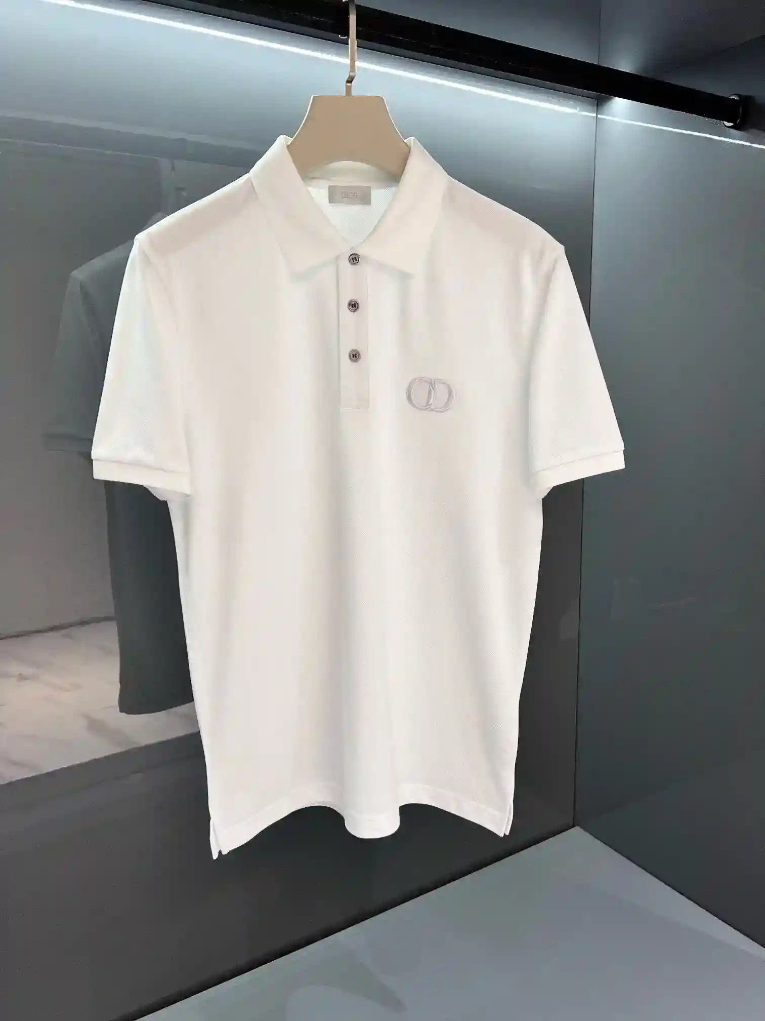 Picture [3]-P500 Dior Dior Business Preferred Minimalist Short T. Channel boutique.2025SS Summer Di*r Embroidery Lapel Business Casual Polo shirt Men's short-sleeved T-shirt Embroidery letters logo Logo superb fashionable charismatic style, maverick artistic atmosphere. Simple and powerful ... customer knitted cotton fabrics, delicate order of the knitting process to retain the original soft texture, porcelain warm thick, clear skin and refreshing, craftsmanship, the texture of the surface is the strongest proof. The new logo embroidered letters express the sense of integration between the spirit, highlighting the high-level not vulgar, ingenious. The dense lapel creates a classic "forger" that extends fashion inspiration. Color: White/Black Size: M/L/XL/2XL/3XLM Shoulder Width 43 Chest 102 Length 69 Sleeve Length 21-High Fake Bags