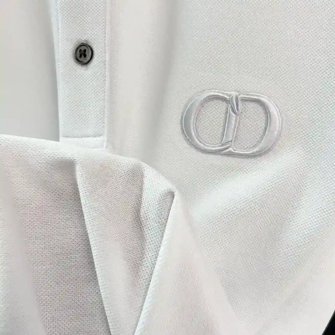 Picture [8]-P500 Dior Dior Business Preferred Minimalist Short T. Channel boutique.2025SS Summer Di*r Embroidery Lapel Business Casual Polo Men's Short Sleeve T-shirt Embroidered letters Logo high fashion charm style, maverick artistic atmosphere. Simple and powerful ... customer knitted cotton fabrics, delicate order of the knitting process to retain the original soft texture, porcelain warm thick, clear skin and refreshing, craftsmanship, the texture of the surface is the strongest proof. The new logo embroidered letters express the sense of integration between the spirit, highlighting the high-level not vulgar, ingenious. The dense lapel creates a classic "forger" that extends fashion inspiration. Color: White/Black Size: M/L/XL/2XL/3XLM Shoulder Width 43 Chest 102 Length 69 Sleeve Length 21-High Fake Bags