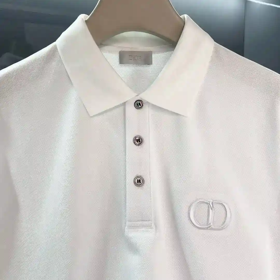 Picture [7]-P500 Dior Dior Business Preferred Minimalist Short T. Channel boutique.2025SS Summer Di*r Embroidery Lapel Business Casual Polo Men's Short Sleeve T-shirt Embroidered letters Logo high fashion charm style, maverick artistic atmosphere. Simple and powerful ... customer knitted cotton fabrics, delicate and orderly knitting process retains the original soft texture, porcelain warm and thick, clear skin and refreshing, craftsmanship, the texture of the surface is the strongest proof. The new logo embroidered letters express the sense of integration between the spirit, highlighting the high-level not vulgar, unique. The dense lapel creates a classic "forger" that extends fashion inspiration. Color: White/Black Size: M/L/XL/2XL/3XLM Shoulder Width 43 Chest 102 Length 69 Sleeve Length 21-High Fake Bags