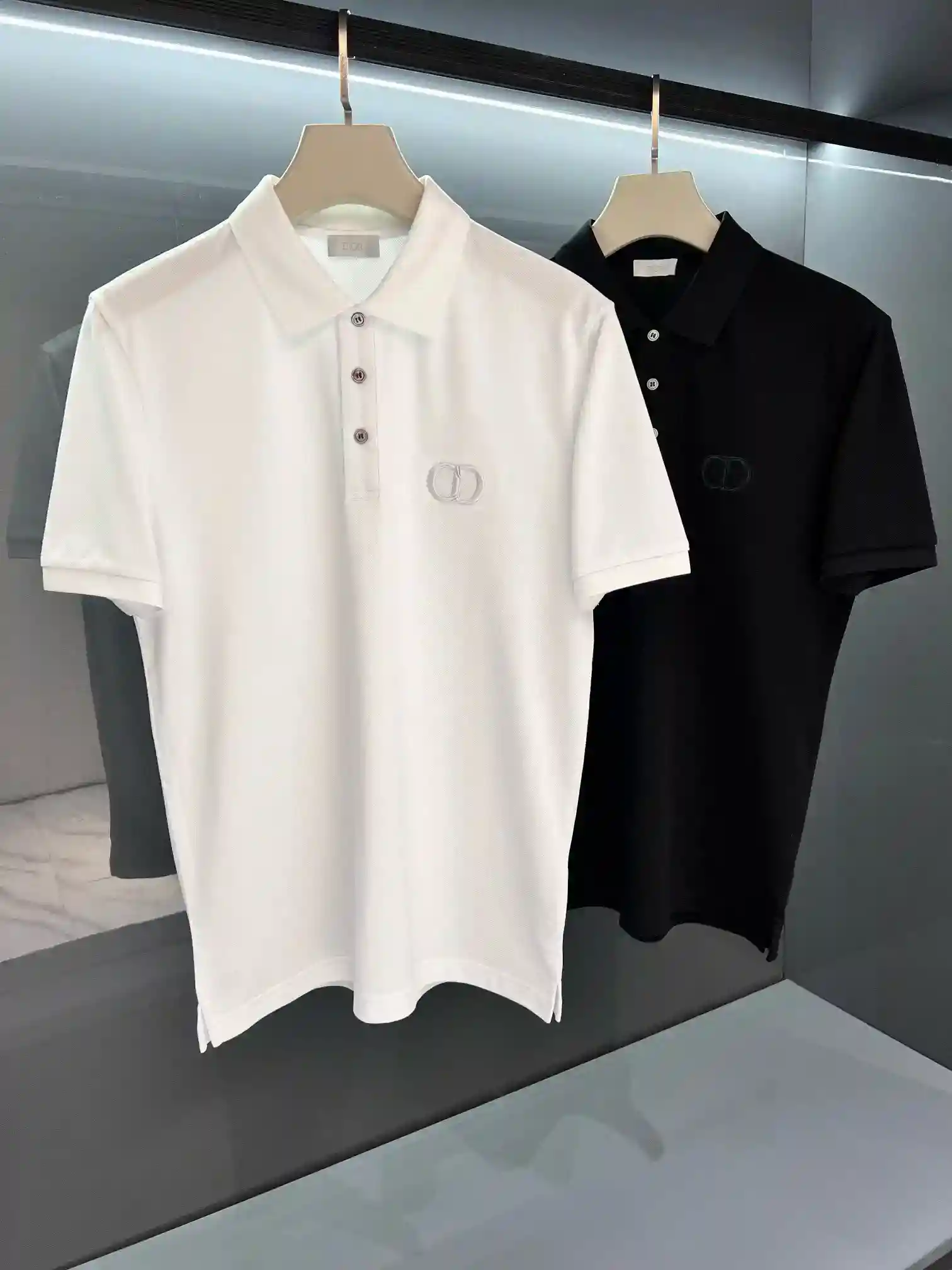 P500 Dior Dior Business Preferred Minimalist Short T. Channel boutique.2025SS Summer Di*r Embroidery Lapel Business Casual Polo Men's Short Sleeve T-shirt Embroidered letters Logo high fashion charm style, maverick artistic atmosphere. Simple and powerful ... customer knitted cotton fabrics, delicate and orderly knitting process retains the original soft texture, porcelain warm and thick, clear skin and refreshing, craftsmanship, the texture of the surface is the strongest proof. The new logo embroidered letters express the sense of integration between the spirit, highlighting the high-level not vulgar, unique. The dense lapel creates a classic "forger" that extends fashion inspiration. Color: White/Black Size: M/L/XL/2XL/3XLM Shoulder Width 43 Chest 102 Length 69 Sleeve Length 21-High Fake Bags