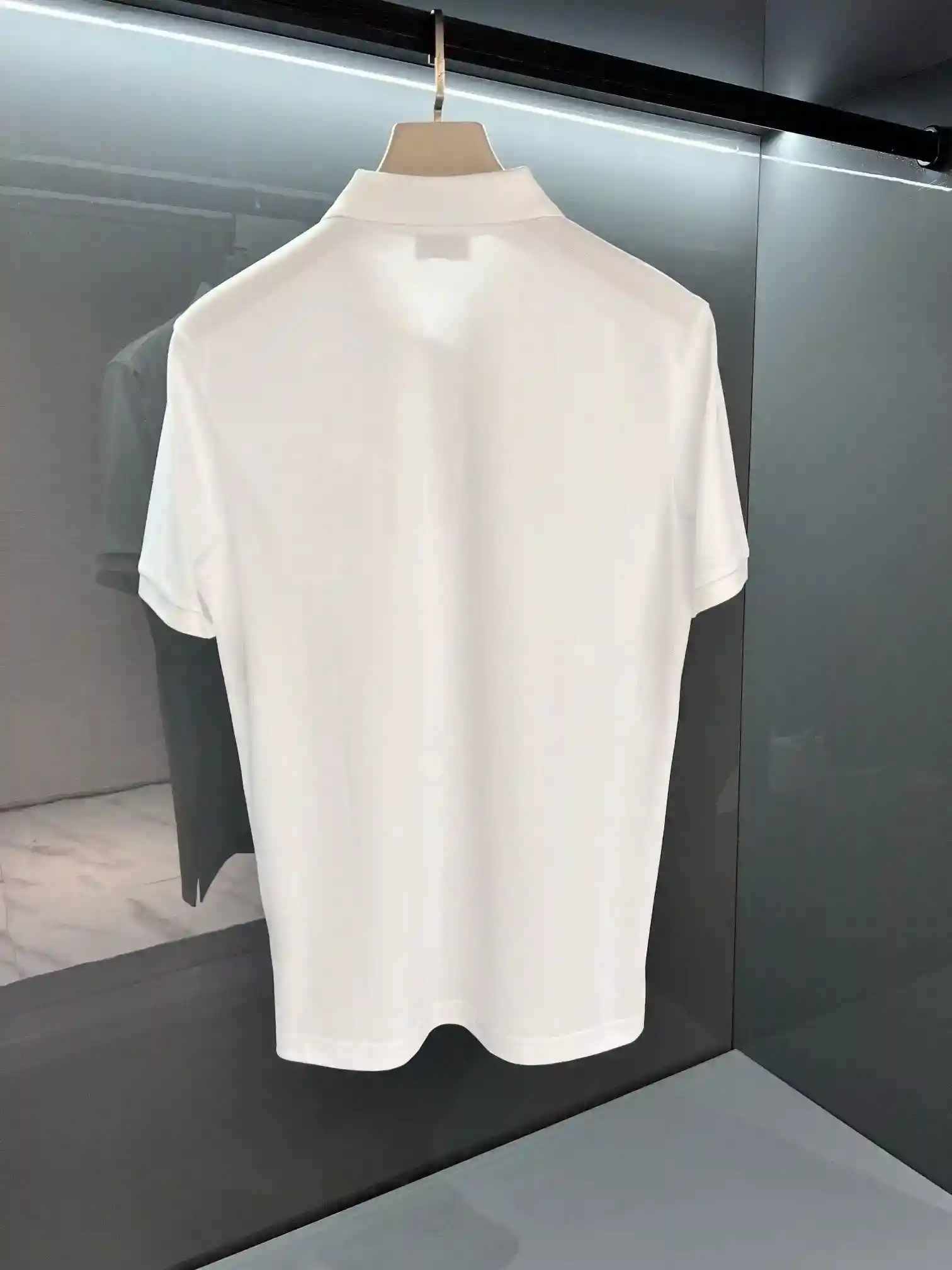 Foto [4]-P500 Dior Dior Negocios Preferido Minimalista Corto T. Channel boutique.2025SS Verano Di*r Bordado Solapa Business Casual Polo Hombres Camiseta Manga Corta Bordado letras Logotipo de alta moda encanto estilo, inconformista atmósfera artística. Simple y poderoso ... cliente tejidos de punto de algodón, delicado orden del proceso de tejido de punto para conservar la textura suave original, porcelana caliente de espesor, piel clara a través de la fresca, la artesanía, la textura de la superficie es la prueba más fuerte. El nuevo logotipo bordado letras expresan el sentido de la integración entre el espíritu, destacando el alto nivel no vulgar, ingenioso. La densa solapa crea un clásico "forjador" que amplía la inspiración de la moda. Color: Blanco/Negro Talla: M/L/XL/2XL/3XLM Anchura del hombro 43 Pecho 102 Longitud 69 Longitud de la manga 21-Altura Fake Bags