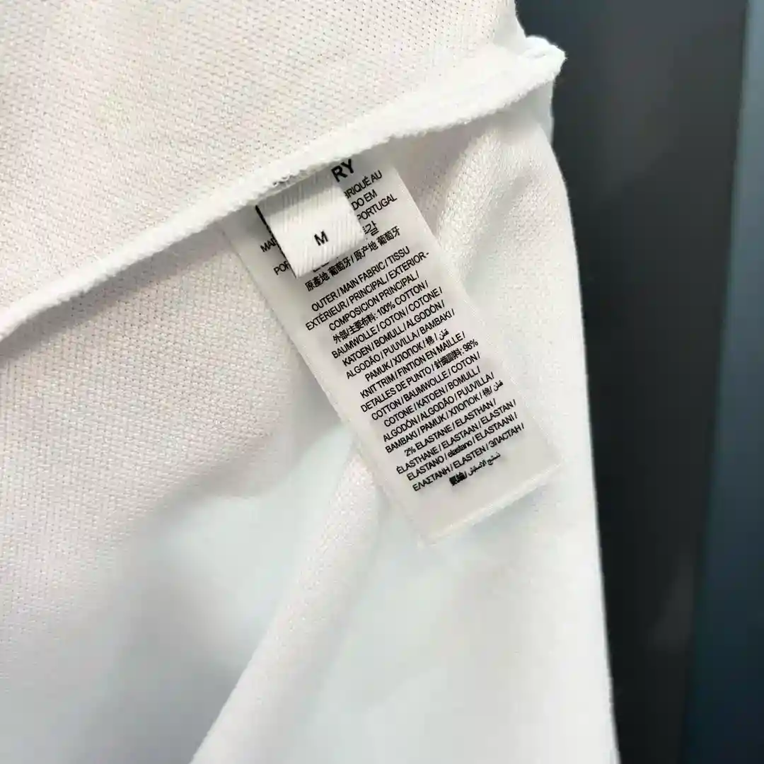 Foto [9]-P500 Burberry Burberry Sincronización contador 代购品 BUR canales comerciales, el sentido del detalle y el diseño es casi perfecto. Color y textura tanto casual polo tendencia de la nueva temporada. ¡Pesado 🔛 Modelo británico 2025SS Burb*rry Pegasus etiqueta bordada color botones solapa camisa de polo de manga corta artesanía retro británica, tendencia de negocios casual ambos en uno, destacando el estilo británico! Material: cliente para la parte superior de malla de algodón transpirable, la tecnología de micro-tejido. Sensación de textura cómoda agradable a la piel, el sentido del detalle y el tacto suave es maravilloso. Distinguir de mala calidad fuertemente teñido polos, el conjunto desde el interior hacia el exterior de la línea cuidadosamente simétrica. Artesanía: bolsillo del pecho decorado con BUR clásico bordado Pegaso, de la fábrica original de la última tecnología de bordado de color profesional, sentido tridimensional de super fuerte, realista, grueso y suave para mostrar la exquisita. El icónico diseño de la solapa de punto de polo es de color uniforme, pulcro y meticuloso, con un impecable sentido de la artesanía. Los detalles: un diseño de sastrería británica de una sola pieza con un acabado sin esfuerzo. La tapeta está rematada con vibrantes botones de poliéster codificados por colores. Auténticos accesorios de calidad para el cliente, prensados con un alto índice de obsolescencia. La moda más actual hace que el polo sea más moderno y desenfadado. Color: Blanco/Negro Talla: M/L/XL/2XL/3XLM Anchura de hombros 43 Pecho 100 Longitud 68 Longitud de mangas 22-Altura Fake Bags