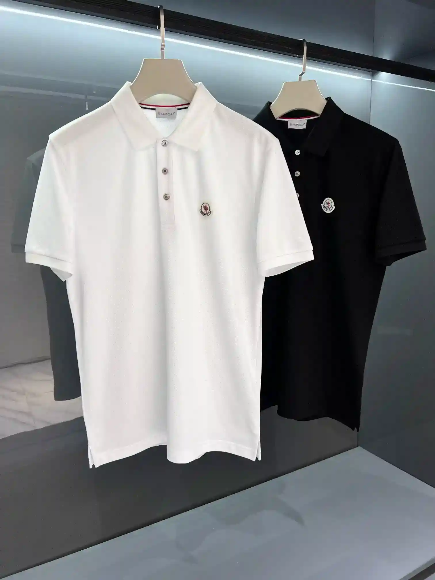 P500 Moncler primavera/verão 2025 Moncler Logo Polo com lapela para homem Camisola de manga curta A clássica camisola pólo é um must-have para aqueles que apreciam um look casual mas elegante. O design da lapela tem um forte sabor de uniforme escolar A peça de vestuário é feita de algodão de malha importada, que é imbatível em termos de respirabilidade e amizade com a pele. Concha dupla 🐚 design de carcela de botão de 90 graus. Faça você usar a roupa mais formal ainda pode se divertir mais! Negócios e lazer ao mesmo tempo!     O design de algodão de malha com contas é respirável e reduz a transpiração! A era da tecnologia da informação chegou, todos estão ao mesmo tempo a pagar esforços! Não há necessidade de muita análise de modificação pode ser visto no final. Os pormenores do processo de qualidade. Cor: Branco/PretoTamanho: M/L/XL/2XL/3XLM CódigoLargura dos ombros 42Tórax 98Comprimento da camisola 66Comprimento da manga 20-Sacos falsos altos