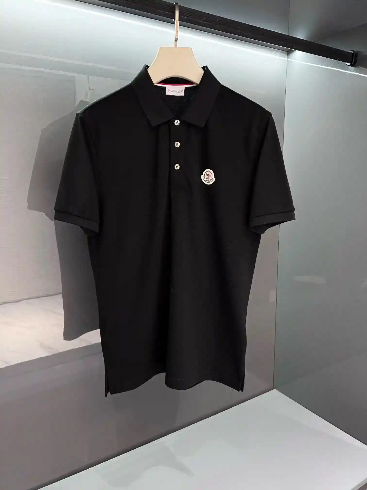 Imagem [5]-P500 Moncler Moncler Logo Polo Lapela Masculino Manga Curta T-Shirt primavera/verão 2025 A clássica camisa pólo é um must-have para aqueles que apreciam um look casual mas elegante. Concebida com um forte sabor de uniforme escolar, a camisa pólo é feita de algodão de malha importada, que é imbatível tanto em termos de respirabilidade como de simpatia pela pele. Concha dupla 🐚 design de carcela de botão de 90 graus. Faça você usar a roupa mais formal ainda pode se divertir mais! Negócios e lazer ao mesmo tempo!     O design de algodão de malha com contas é respirável e reduz a transpiração! A era da tecnologia da informação chegou, todos estão ao mesmo tempo a pagar esforços! Não há necessidade de muita análise de modificação pode ser visto no final. Os pormenores do processo de qualidade. Cor: Branco/PretoTamanho: M/L/XL/2XL/3XLM CódigoLargura dos ombros 42Tórax 98Comprimento da camisola 66Comprimento da manga 20-Sacos falsos altos