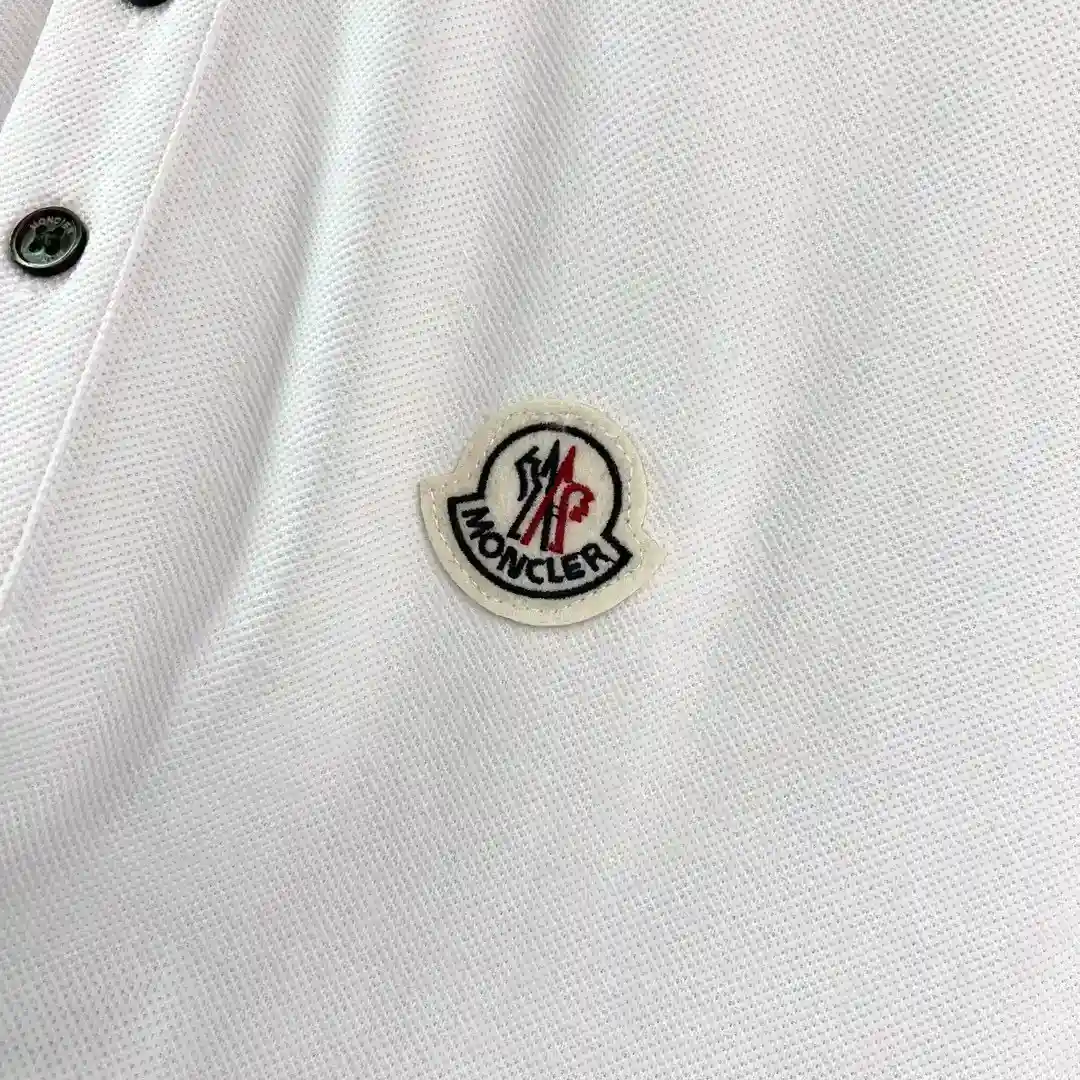 Imagem [8]-P500 Moncler Moncler Logo Polo com lapela para homem T-shirt de manga curta primavera/verão 2025 A clássica camisa pólo é um must-have para aqueles que apreciam um look casual mas elegante. O design da lapela tem um forte sabor de uniforme escolar A peça de vestuário é feita de algodão de malha importada, que é imbatível em termos de respirabilidade e amizade com a pele. Concha dupla 🐚 design de carcela de botão de 90 graus. Faça você usar a roupa mais formal ainda pode se divertir mais! Negócios e lazer ao mesmo tempo!     O design de algodão de malha com contas é respirável e reduz a transpiração! A era da tecnologia da informação chegou, todos estão ao mesmo tempo a pagar esforços! Não há necessidade de muita análise de modificação pode ser visto no final. Os pormenores do processo de qualidade. Cor: Branco/PretoTamanho: M/L/XL/2XL/3XLM CódigoLargura dos ombros 42Tórax 98Comprimento da camisola 66Comprimento da manga 20-Sacos falsos altos