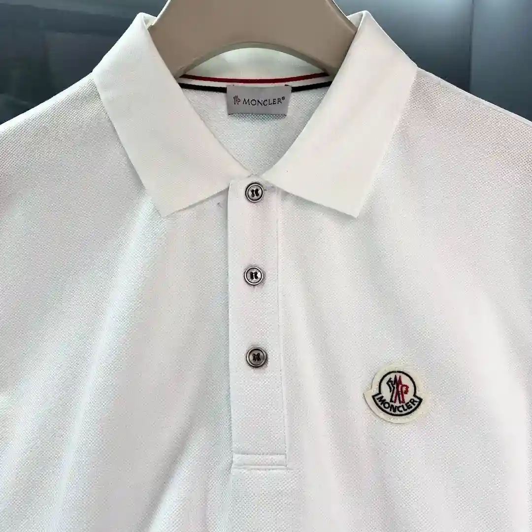 Imagem [7]-P500 Moncler Moncler Logo Polo Lapela Masculino Manga Curta T-Shirt primavera/verão 2025 A clássica camisa pólo é um must-have para aqueles que apreciam um look casual mas elegante. Concebida com um forte sabor de uniforme escolar, a camisa pólo é feita de algodão de malha importada, que é imbatível tanto em termos de respirabilidade como de simpatia pela pele. Concha dupla 🐚 design de carcela de botão de 90 graus. Faça você usar a roupa mais formal ainda pode se divertir mais! Negócios e lazer ao mesmo tempo!     O design de algodão de malha com contas é respirável e reduz a transpiração! A era da tecnologia da informação chegou, todos estão ao mesmo tempo a pagar esforços! Não há necessidade de muita análise de modificação pode ser visto no final. Os pormenores do processo de qualidade. Cor: Branco/PretoTamanho: M/L/XL/2XL/3XLM CódigoLargura dos ombros 42Tórax 98Comprimento da camisola 66Comprimento da manga 20-Sacos falsos altos