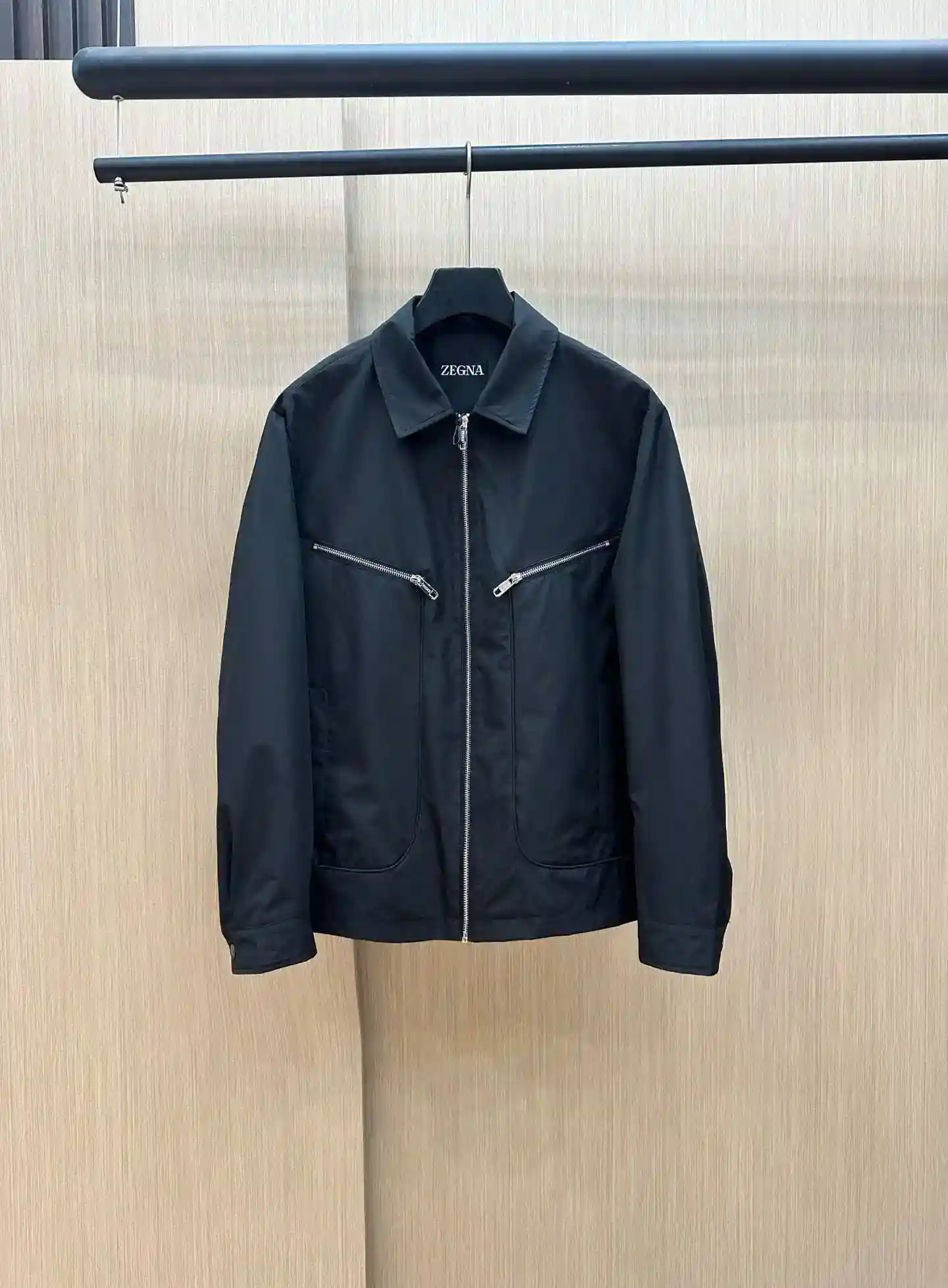 ¡P730 Zegna Zegna 2025 principios de la primavera listado 狠货 tela importada italiana chaqueta de moda cortavientos abrigo europeo parte superior del cuerpo más casual generoso contador hardware original de lujo de gama alta accesorios personalizados nuevo! ¡Lujosas características de la marca logotipo embellecimiento diseño de la más alta calidad en el mercado, accesorios originales y lo último en lujo! ¡Suave y cómodo en el cuerpo explosión guapo! ¡Adecuado para cualquier escena! Tamaño: M-XXXL (178 140 libras L desgaste máximo 190 libras)-bolsas de alta moda