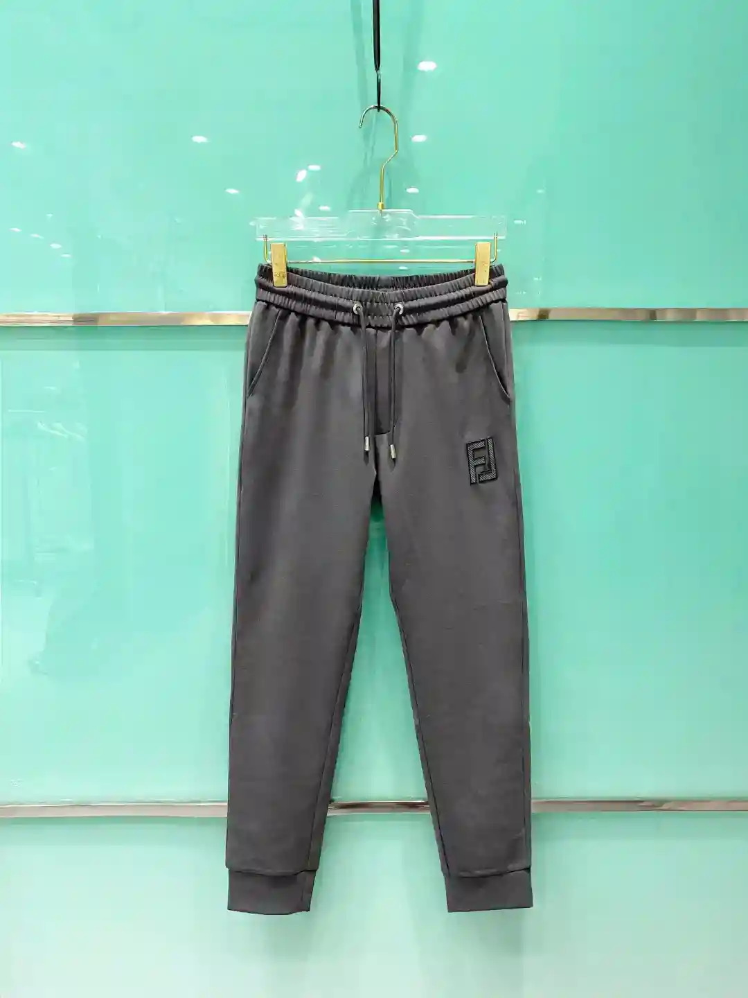 ¡P580 FENDI Fendi 2025ss Pantalones casuales de hombre de principios de primavera, Business Casual! ¡Pesado en el tejido! ¡Suave como la piel de un bebé! ¡Los clientes para el material de tejido final en las manos de la tela muy suave sensación suave y agradable a la piel en el cuerpo de la superficie firme y en forma y tiene un cálido sentido de alto grado brillante y mostrar textura clásica detalles en el cuerpo es muy característico del logotipo de la marca clásico adorno versión elegante y natural del espesor de la moderada adecuada para el otoño y el invierno desgaste accesorios de hardware de calidad completa! Negocios y el ocio son muy usables un tamaño: M-3XL-alta réplica de bolsos de mano