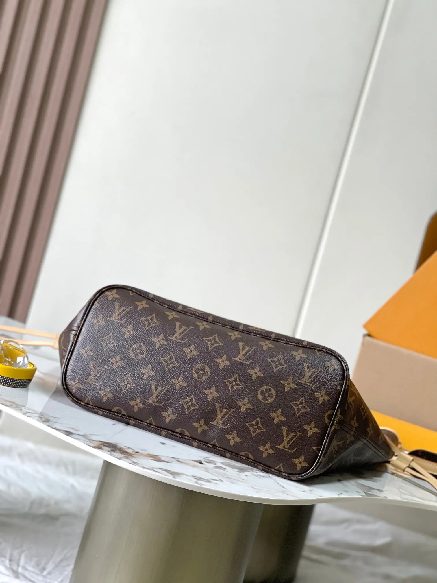 图片[4]-p2160
 
Neverfull Bandouliere Inside Out GM手袋
型号：M11947黄色
材料：A级全钢五金进口原厂面料
包装：全套原厂免税M博柏利装
尺寸：31*28*14CM-高仿包包