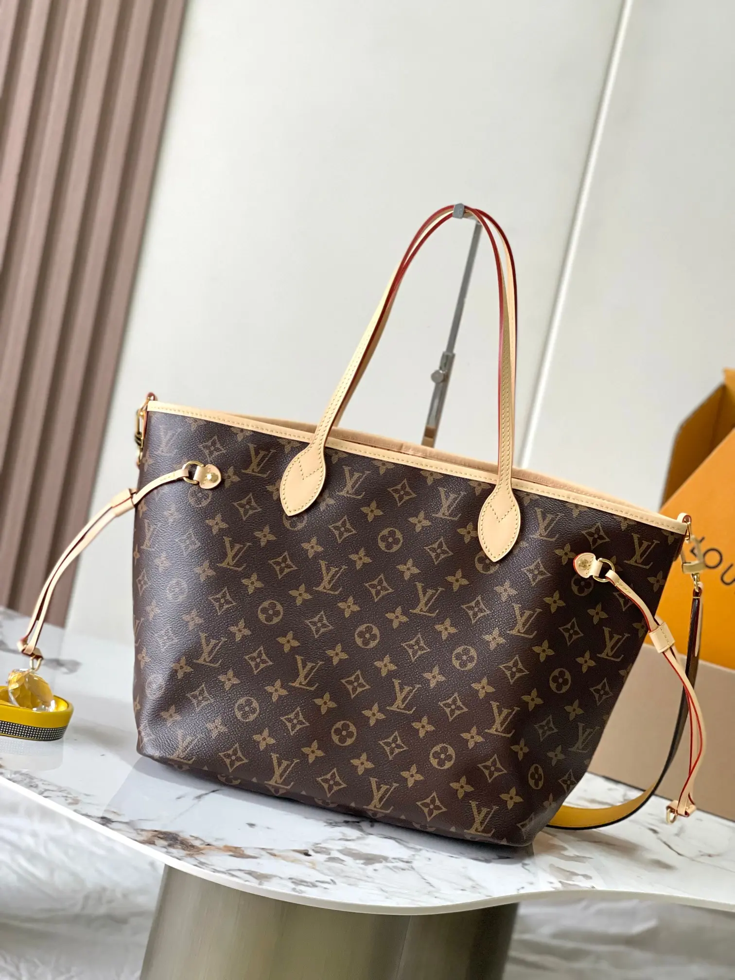 图片[3]-p2160
 
Neverfull Bandouliere Inside Out GM手袋
型号：M11947黄色
材料：A级全钢五金进口原厂面料
包装：全套原厂免税M博柏利装
尺寸：31*28*14CM-高仿包包