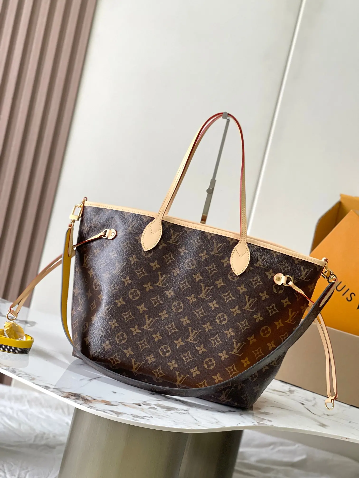 p2160
 
Neverfull Bandouliere Inside Out GM手袋
型号：M11947黄色
材料：A级全钢五金进口原厂面料
包装：全套原厂免税M博柏利装
尺寸：31*28*14CM-高仿包包