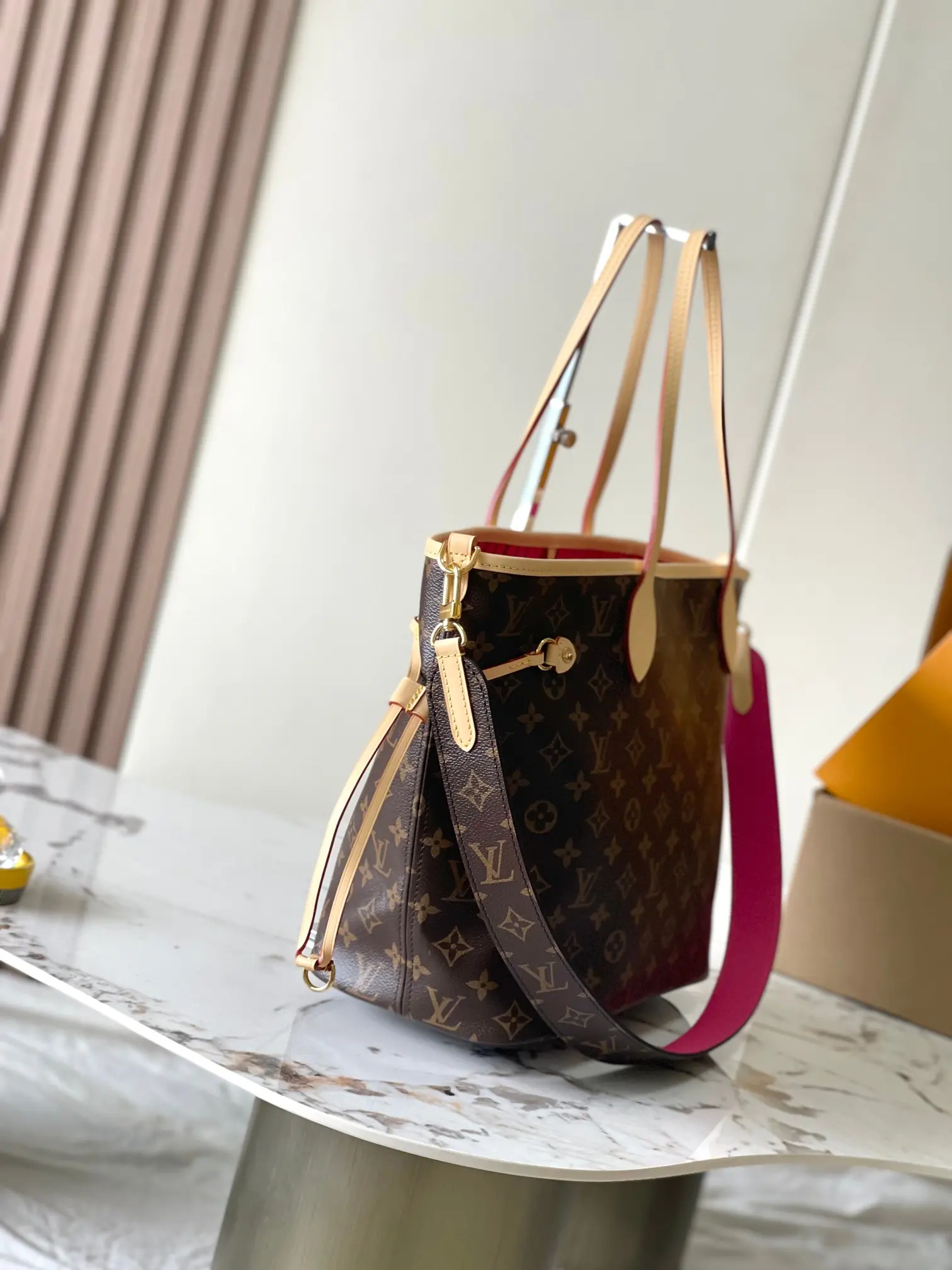 图片[2]-p2160 Neverfull Bandouliere Inside Out GM手袋型号：M12257玫红材料：A级全钢五金进口原厂面料包装：全套原厂免税M博柏利装尺寸：31*28*14CM-高仿包包