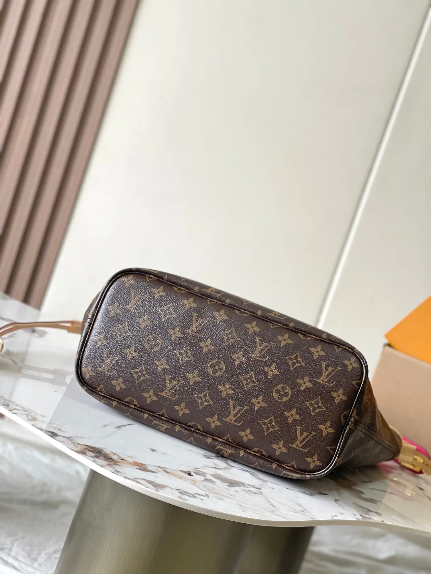 图片[4]-p2160 Neverfull Bandouliere Inside Out GM手袋型号：M12257玫红材料：A级全钢五金进口原厂面料包装：全套原厂免税M博柏利装尺寸：31*28*14CM-高仿包包