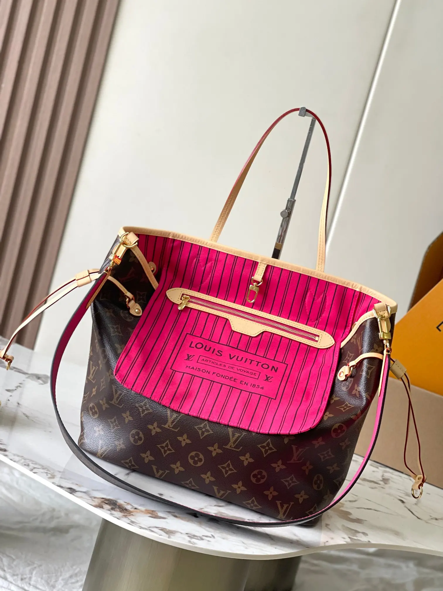 图片[9]-p2160 Neverfull Bandouliere Inside Out GM手袋型号：M12257玫红材料：A级全钢五金进口原厂面料包装：全套原厂免税M博柏利装尺寸：31*28*14CM-高仿包包