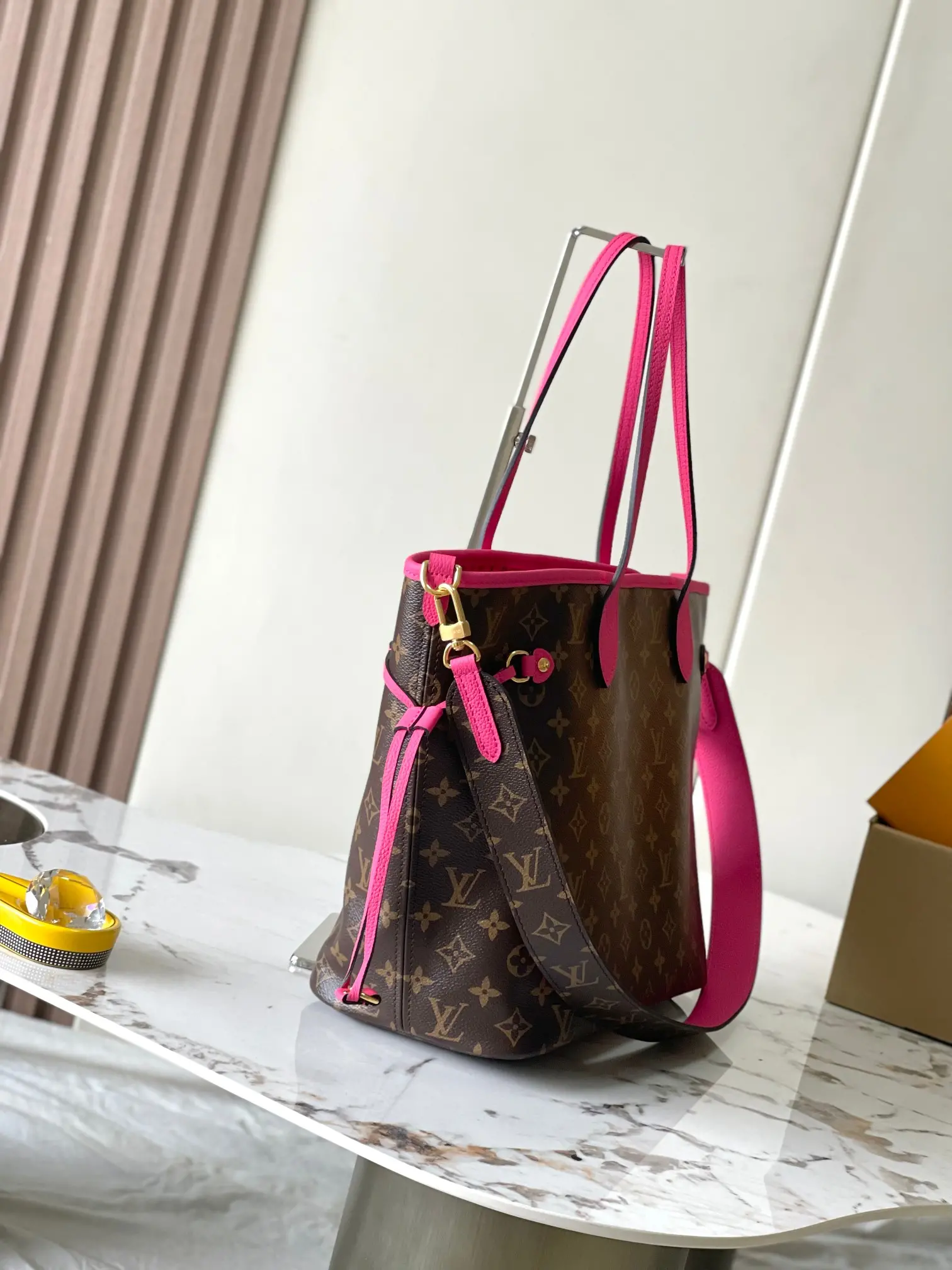 Picture [2]-p2160 Neverfull Bandouliere Inside Out GM Handbags Model: M12257 Rose Red Lychee Pattern Small Material: A grade all-steel hardware imported original fabrics Packaging: a full set of the original duty-free M Bobberly loaded Dimensions: 31 * 28 * 14CM-high-fashion bags