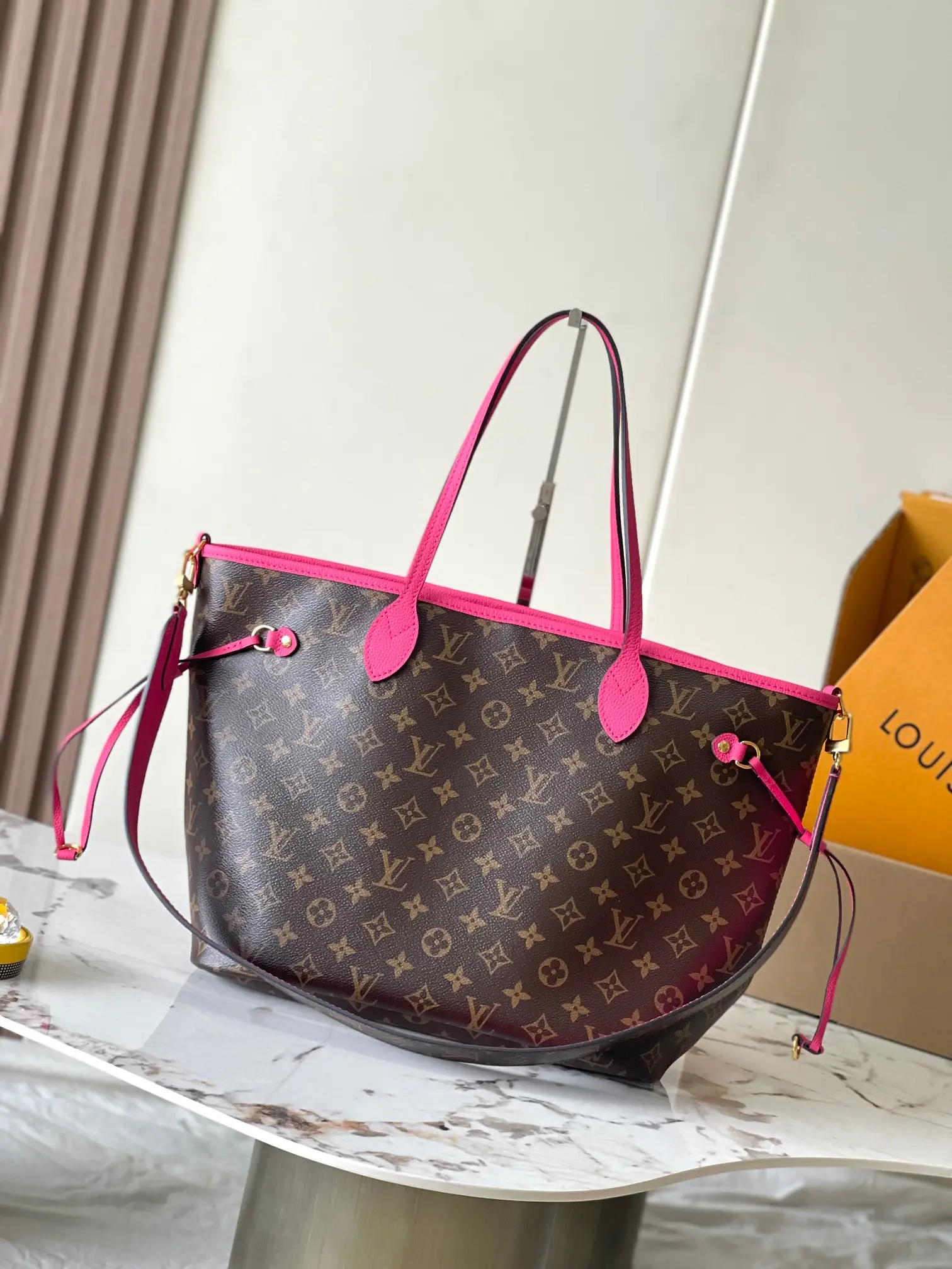 p2160 Neverfull Bandouliere Inside Out GM Handbags Model: M12257 Rose Red Lychee Pattern Small Material: A grade all-steel hardware imported original fabrics Packaging: a full set of the original duty-free M Berberi installed Size: 31 * 28 * 14CM-high replica bags