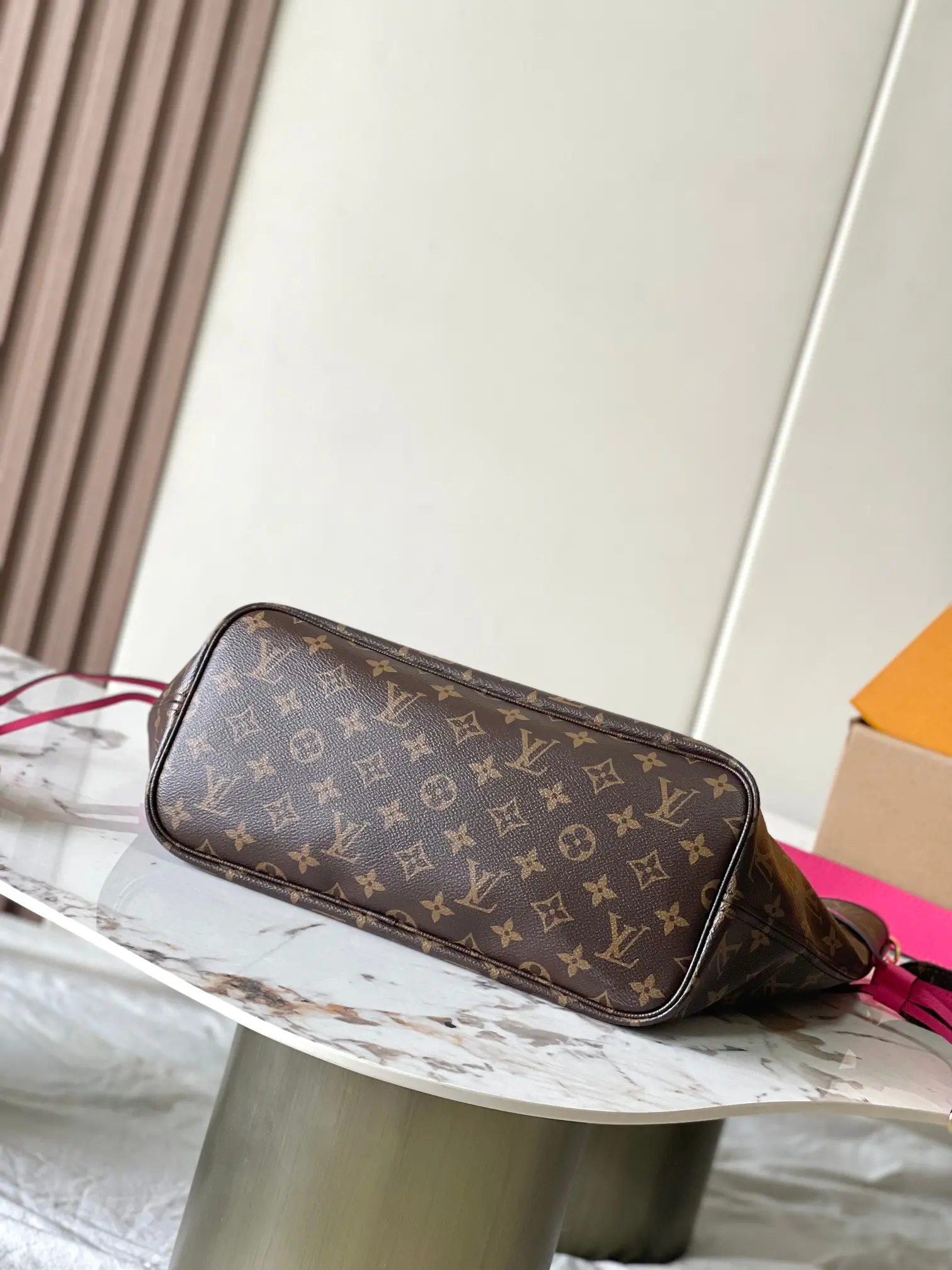 图片[4]-p2160 Neverfull Bandouliere Inside Out GM手袋型号：M12257玫红荔枝纹小号材料：A级全钢五金进口原厂面料包装：全套原厂免税M博柏利装尺寸：31*28*14CM-高仿包包