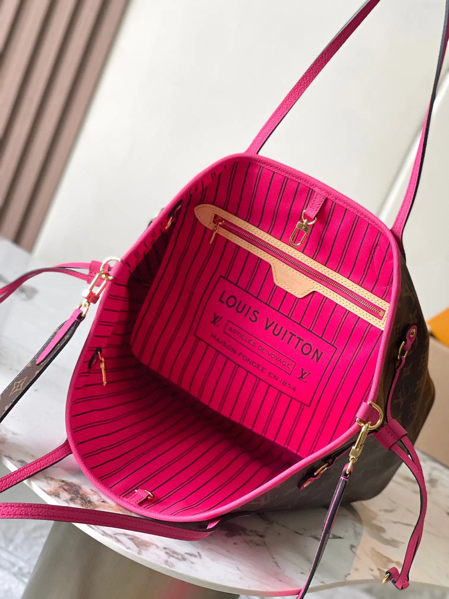 Image [7]-p2160 Neverfull Bandouliere Inside Out GM Handbags Model: M12257 Rose Red Lychee Pattern Small Material: A grade all-steel hardware imported original fabrics Packaging: a full set of the original duty-free M Bobberly loaded Dimensions: 31 * 28 * 14CM-high-fashion bags