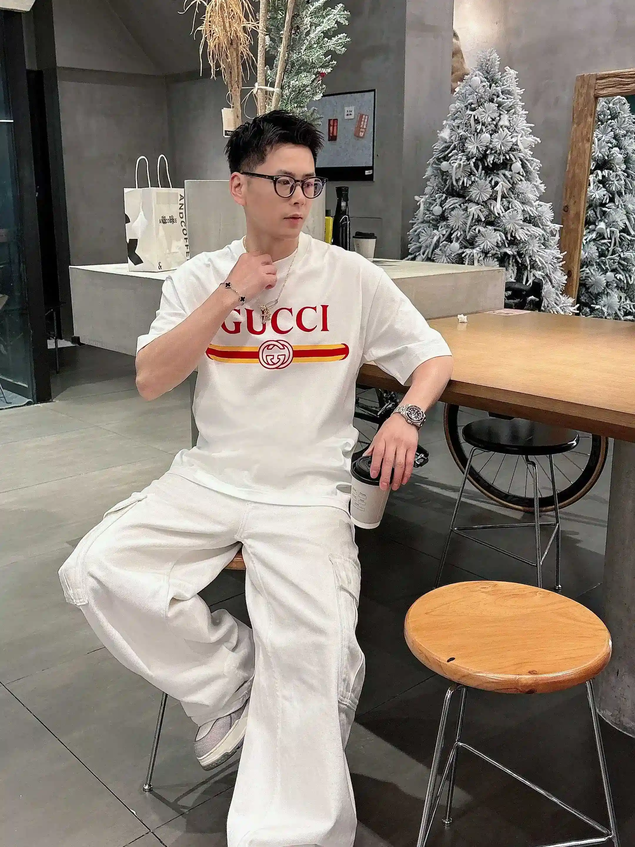 イメージ画像 [4]-P520 グッチ GUCCI 2025年春夏 プルミエール 半袖クルーネックTシャツ 高級オーダーメイドデザイン アヴァンギャルドファッション！ブランドロゴ入りの重厚なクラフトマンシップデザイン マーセライズ加工を施したクラウドコットン素材。ソフトな肌触り。快適な着心地。カウンターレベルの絶妙なステッチ。ブランドロゴは、マーセライズ加工を施したクラウドコットン生地で重厚にデザインされている。ボディへの効果は他の追随を許さない♡！メンズ必須の単品商品！カラー：ブラックホワイトヤード数：M-3XL 178 155ポンド摩耗L最大摩耗210ポンド-ハイファッションバッグのマイクロブロードバージョン