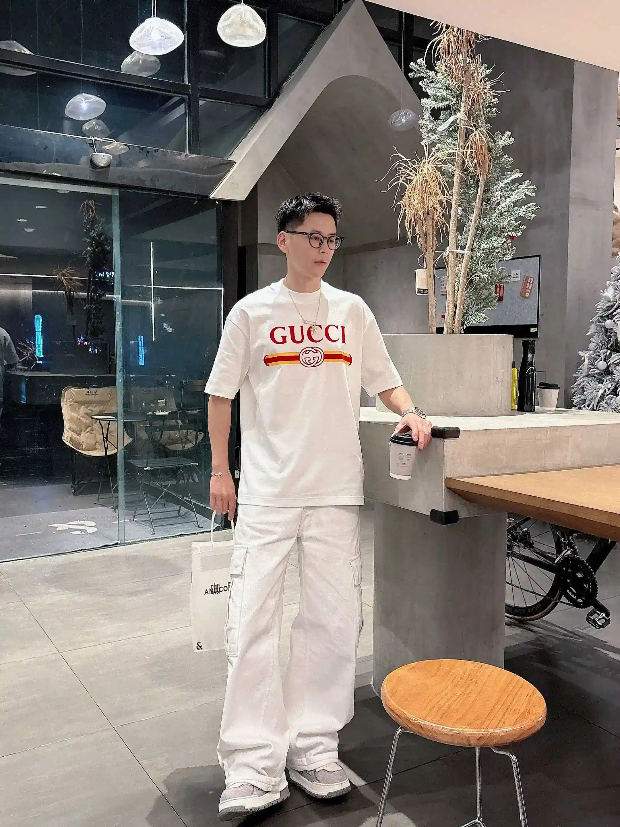 イメージ画像 [3]-P520 グッチ GUCCI 2025年春夏 プルミエール 半袖クルーネックTシャツ 高級オーダーメイドデザイン アヴァンギャルドファッション！ブランドロゴ入りの重厚なクラフトマンシップデザイン マーセライズ加工を施したクラウドコットン素材。ソフトな肌触り。快適な着心地。カウンターレベルの絶妙なステッチ。ブランドロゴは、マーセライズ加工を施したクラウドコットン生地で重厚にデザインされている。ボディへの効果は他の追随を許さない♡！メンズ必須の単品商品！カラー：ブラックホワイトヤード数：M-3XL 178 155ポンド摩耗L最大摩耗210ポンド-ハイファッションバッグのマイクロブロードバージョン