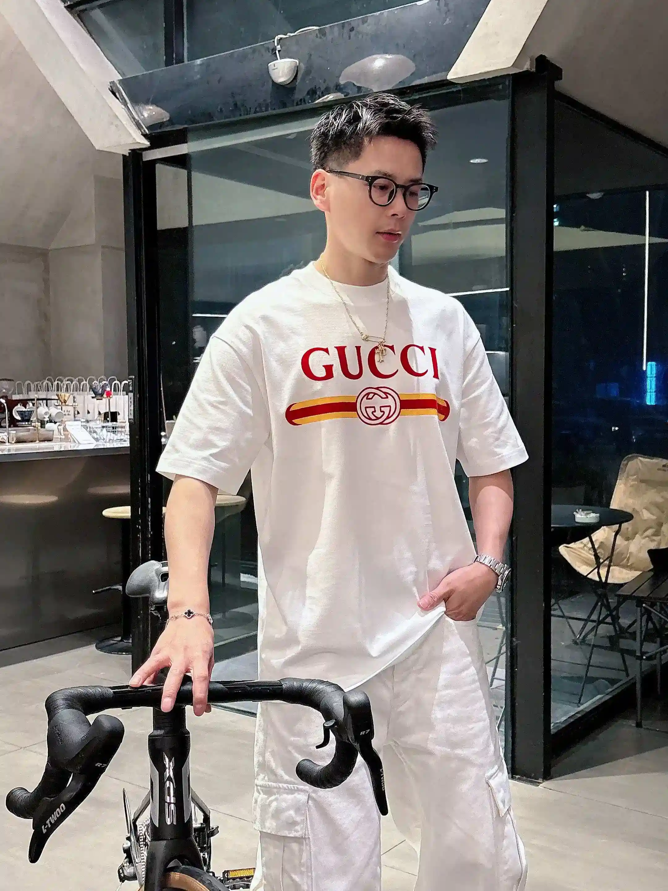 イメージ画像 [5]-P520 グッチ GUCCI 2025年春夏 プルミエール 半袖 クルーネック Tシャツ 高級オーダーメイドデザイン アヴァンギャルドファッション！ブランドロゴ入りの重厚なクラフトマンシップデザイン マーセライズ加工を施したクラウドコットン素材。ソフトな肌触り。快適な着心地。カウンターレベルの絶妙なステッチ。ブランドロゴは、マーセライズ加工を施したクラウドコットン生地で重厚にデザインされている。ボディへの効果は他の追随を許さない♡！メンズ必須の単品商品！カラー：ブラックホワイトヤーデージ：178 155ポンド摩耗L最大摩耗210ポンド-ハイフェイクバッグのM-3XLマイクロブロードバージョン